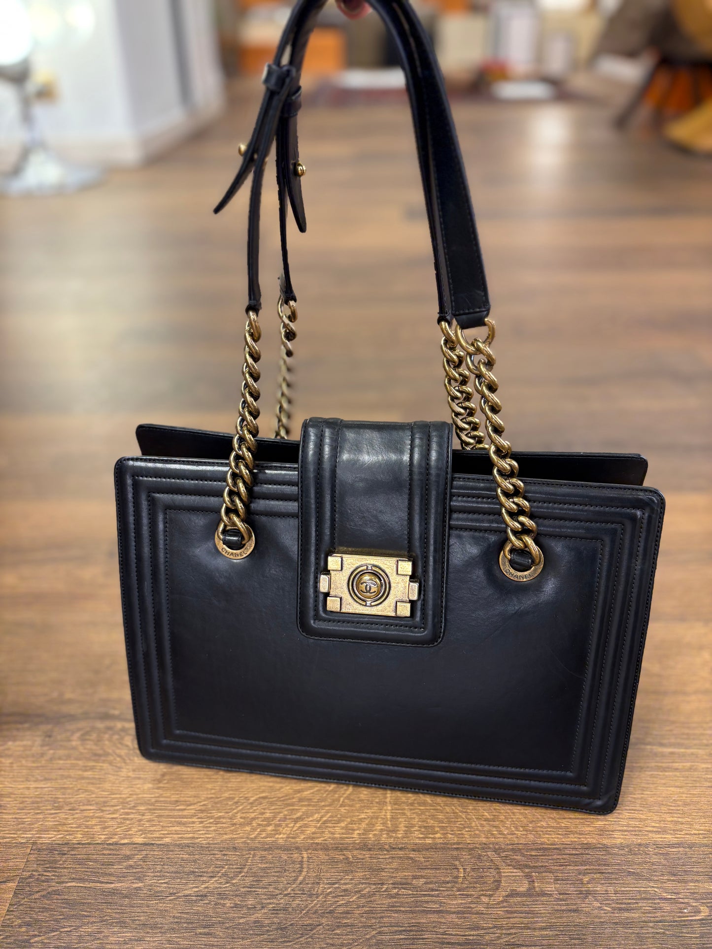 Chanel Boy large shopping in pelle nera