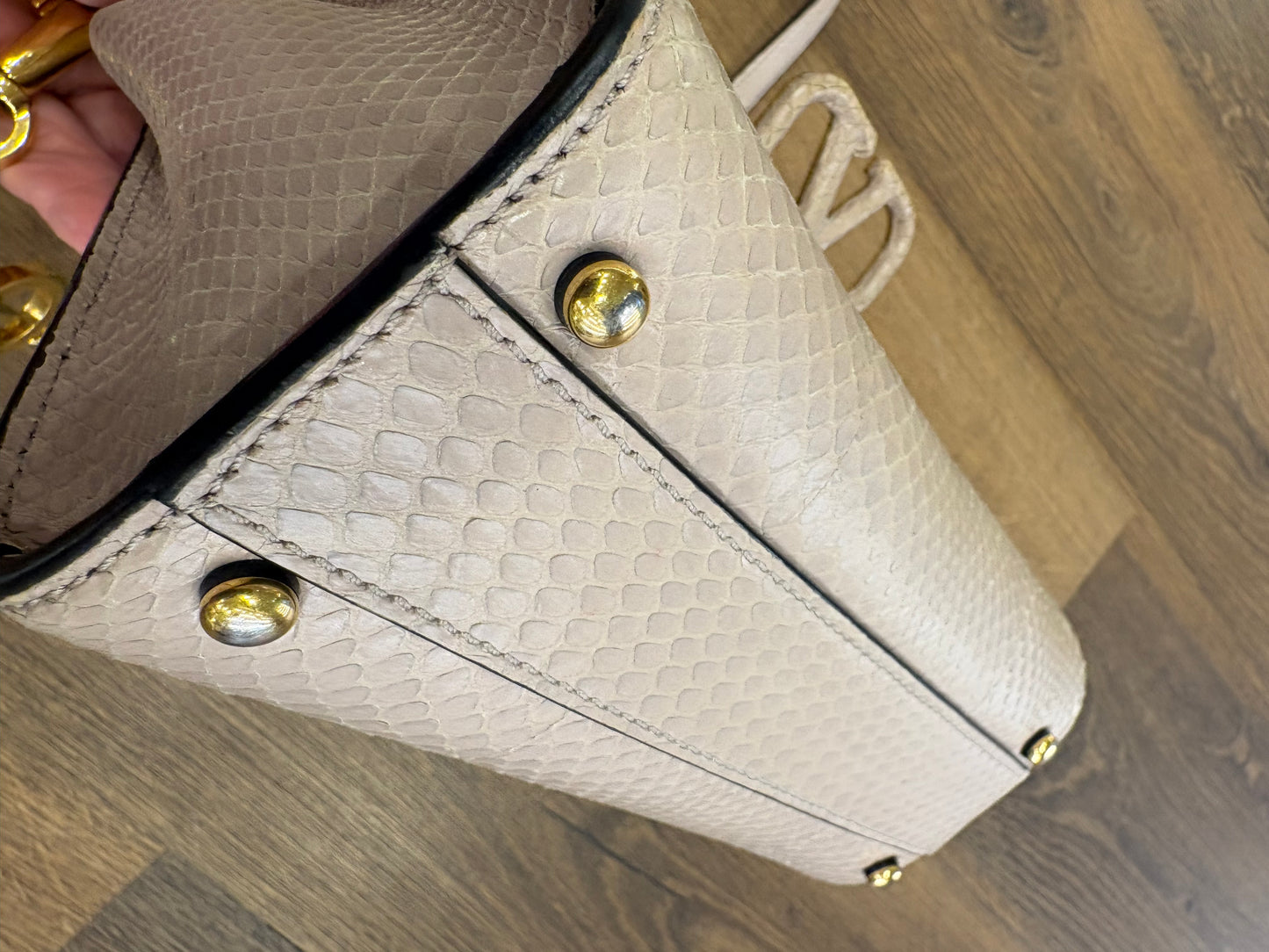 Valentino Garavani VSLING borsa small in pitone rosa chiaro