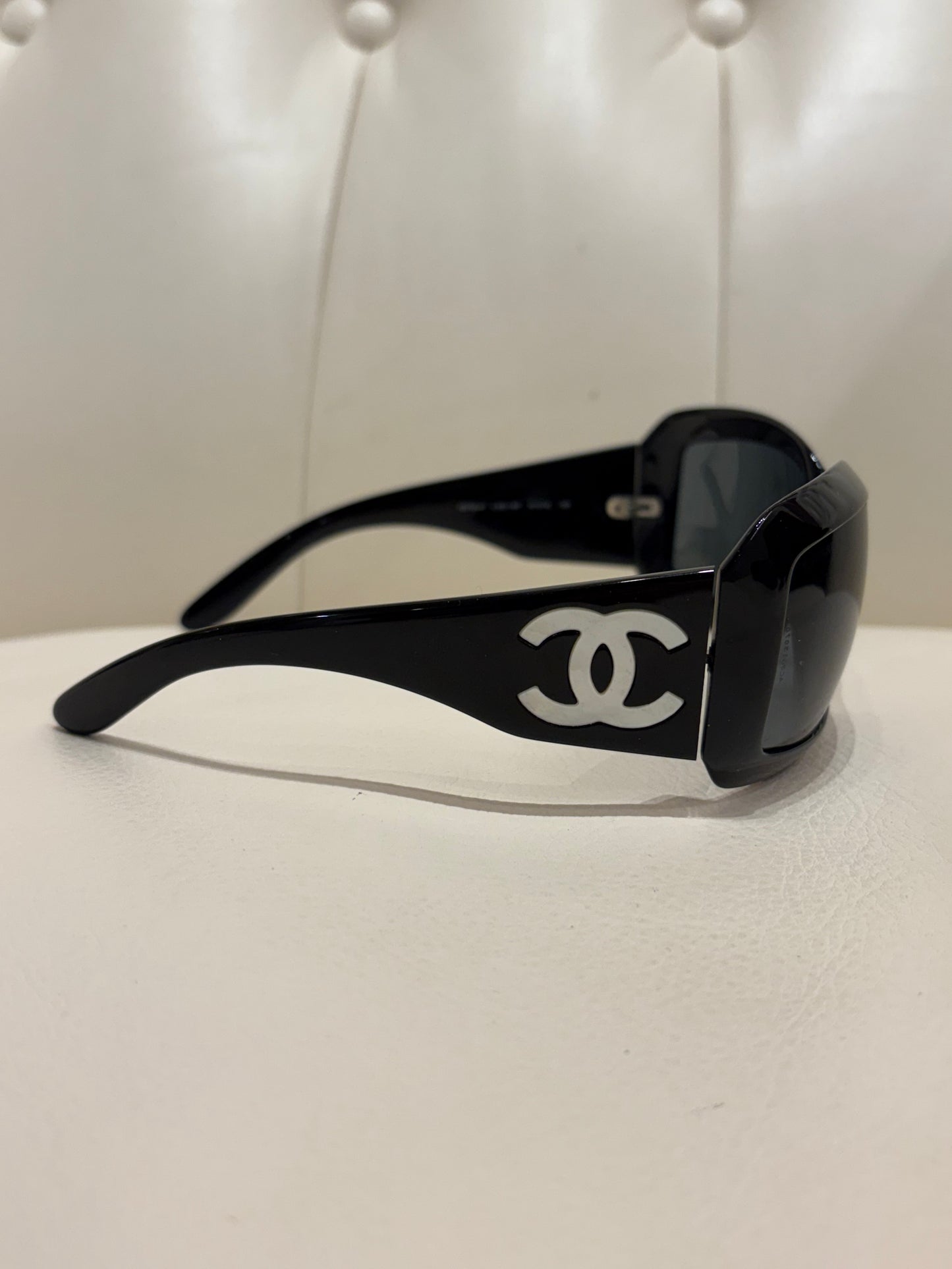 Chanel occhiali da sole acetato nero macro logo