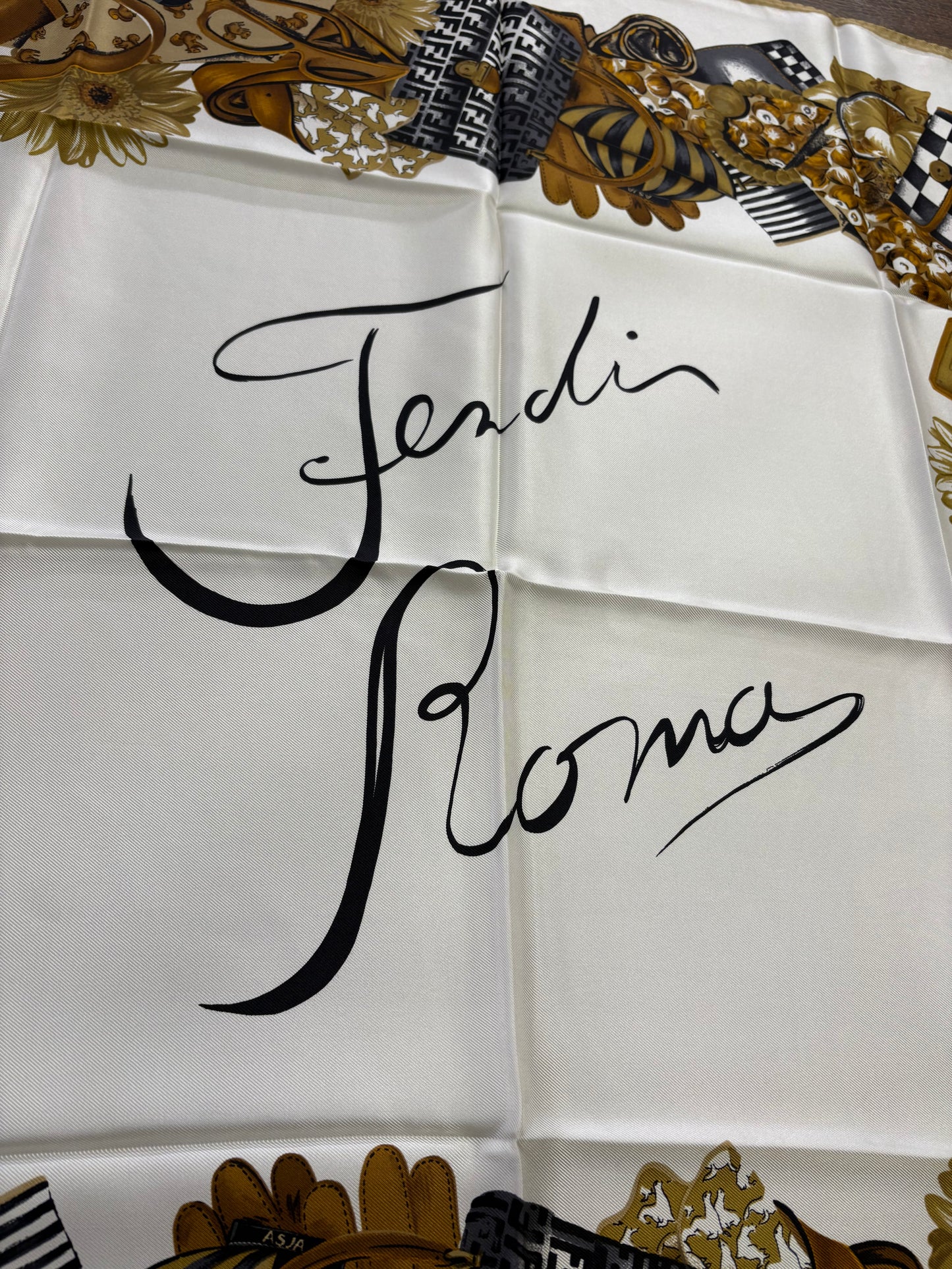 Fendi foulard in seta . Nuovo