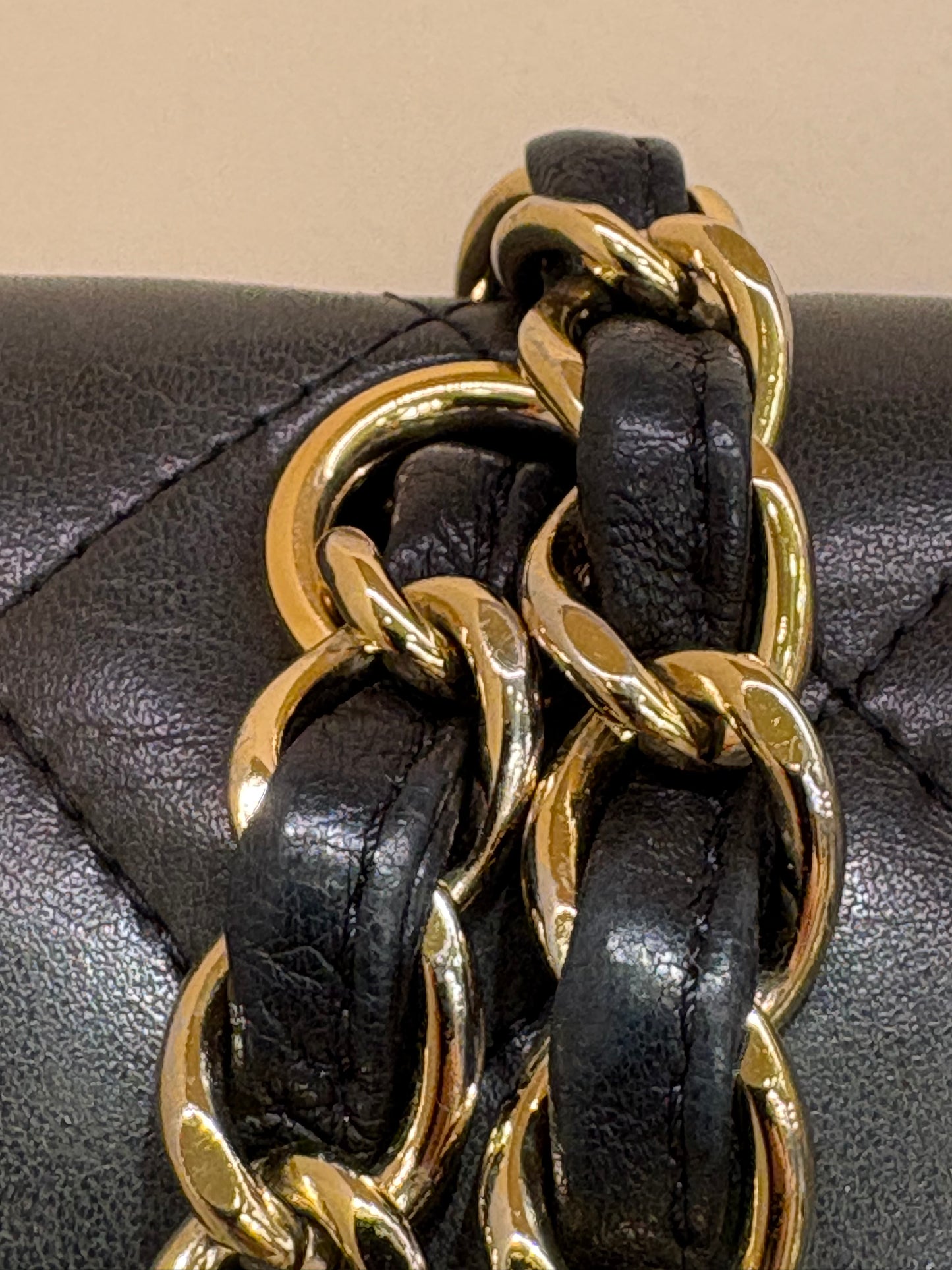 Chanel Classic Double Flap Jumbo 30 cm Pelle di Agnello Nera con Hardware Dorato