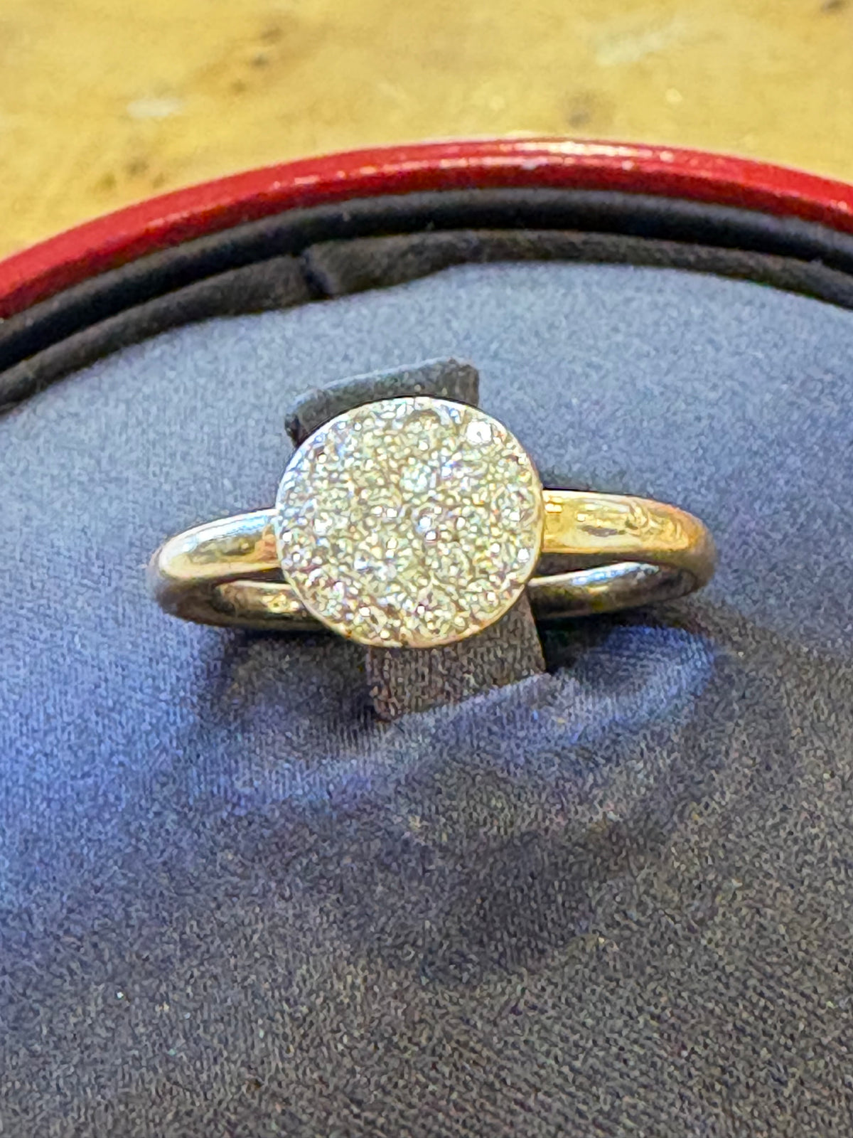 Pomellato Anello  Sabbia Modello Piccolo in Oro Giallo 18kt con Pavé di Diamanti Bianchi