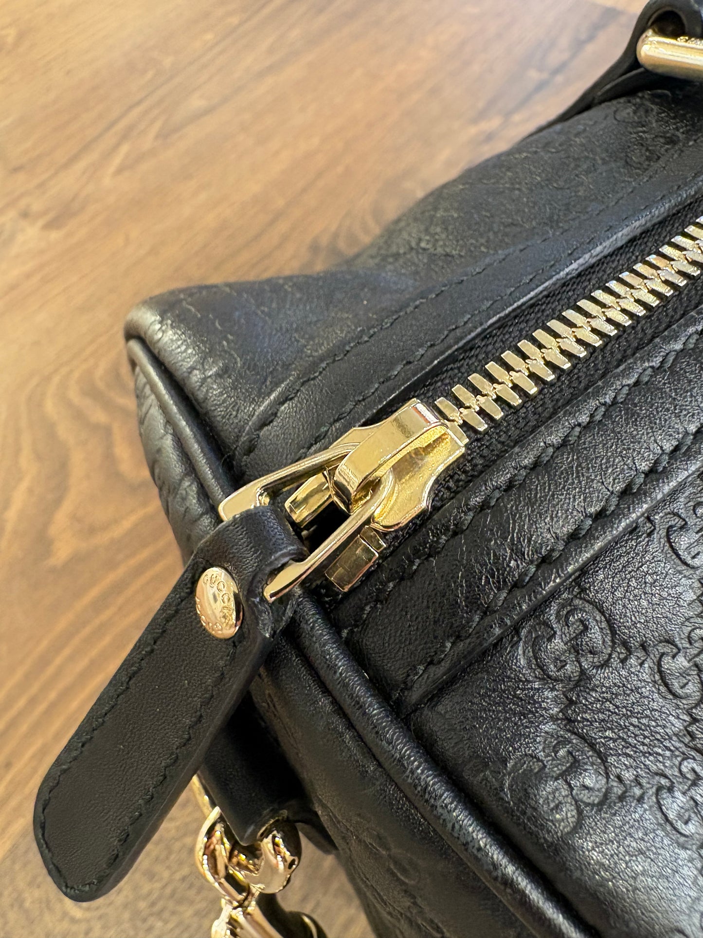 Gucci Borsa Bauletto Boston Bag in Pelle Microguccissima Nera con tracolla