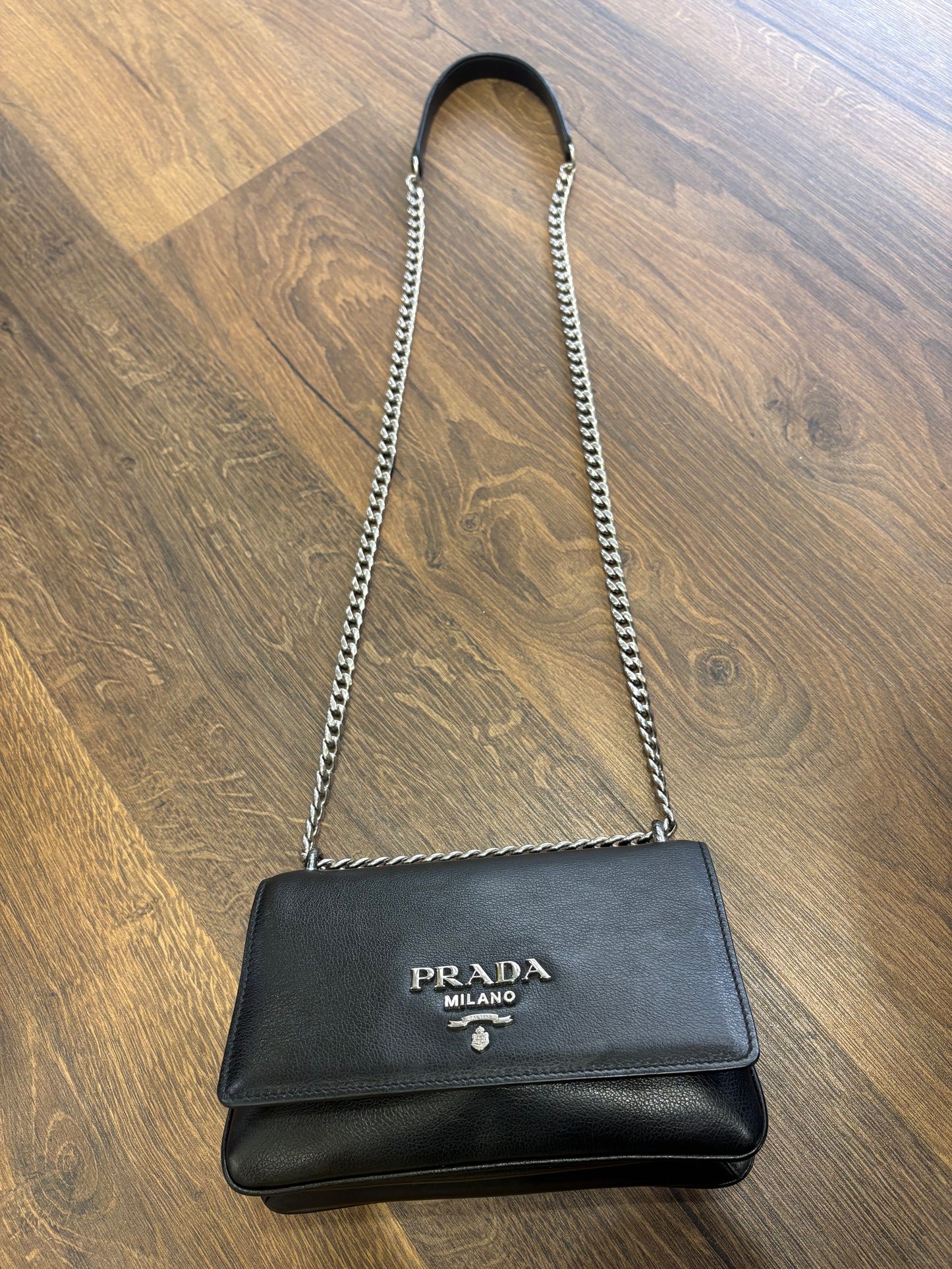 Borsa Prada Pattina in Pelle Soft Calf con Tracolla a Catena