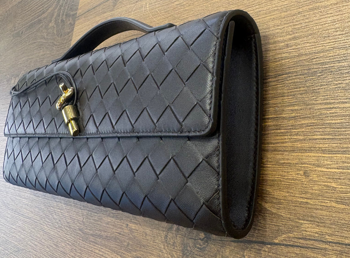 Bottega Veneta Andiamo Clutch Fondant. Nuovo