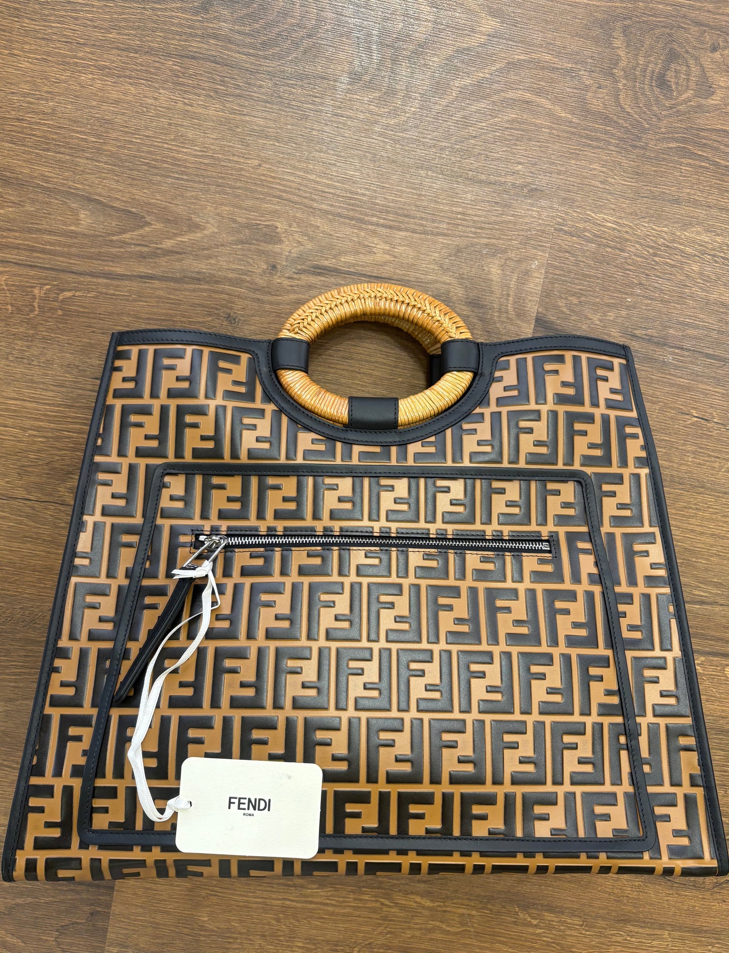 Fendi Runaway Shopper Grande in Pelle manici in rattan . Nuovo