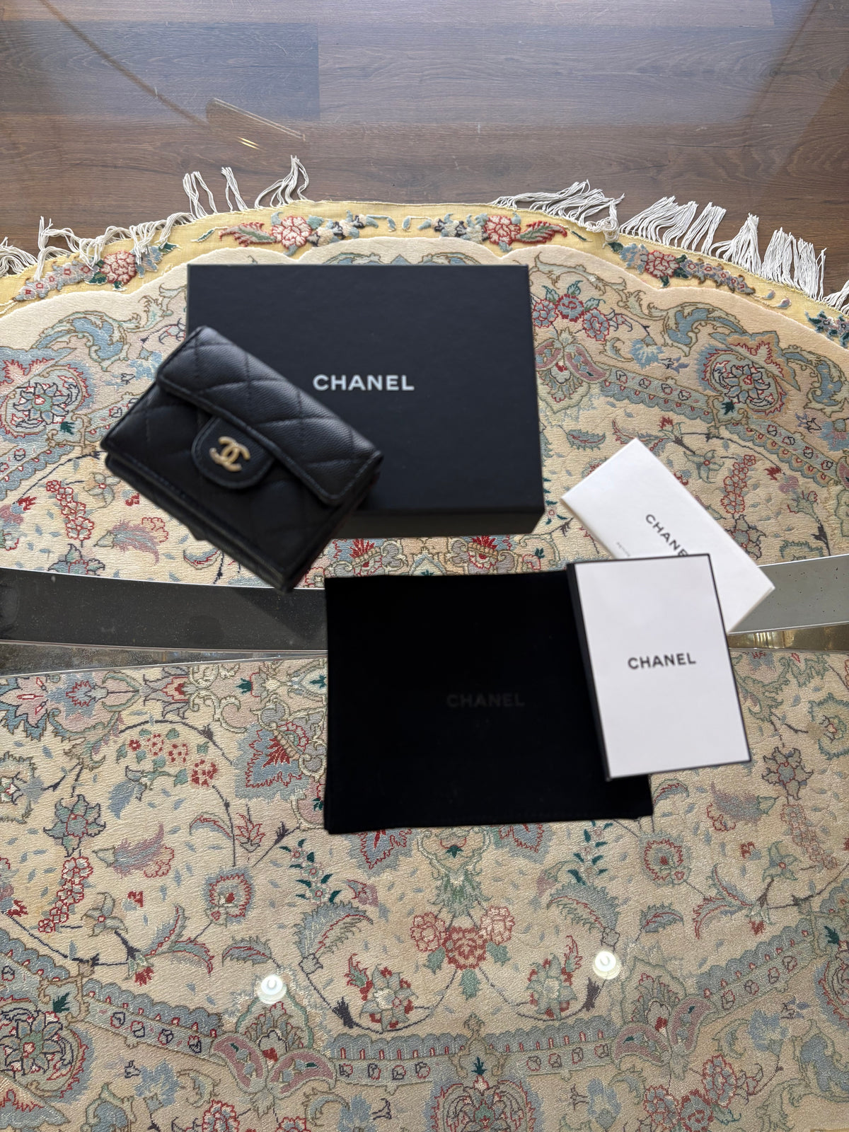Chanel Portafoglio Compatto Classico con Patta Small in Pelle Lambskin Nera e Metallo Dorato
