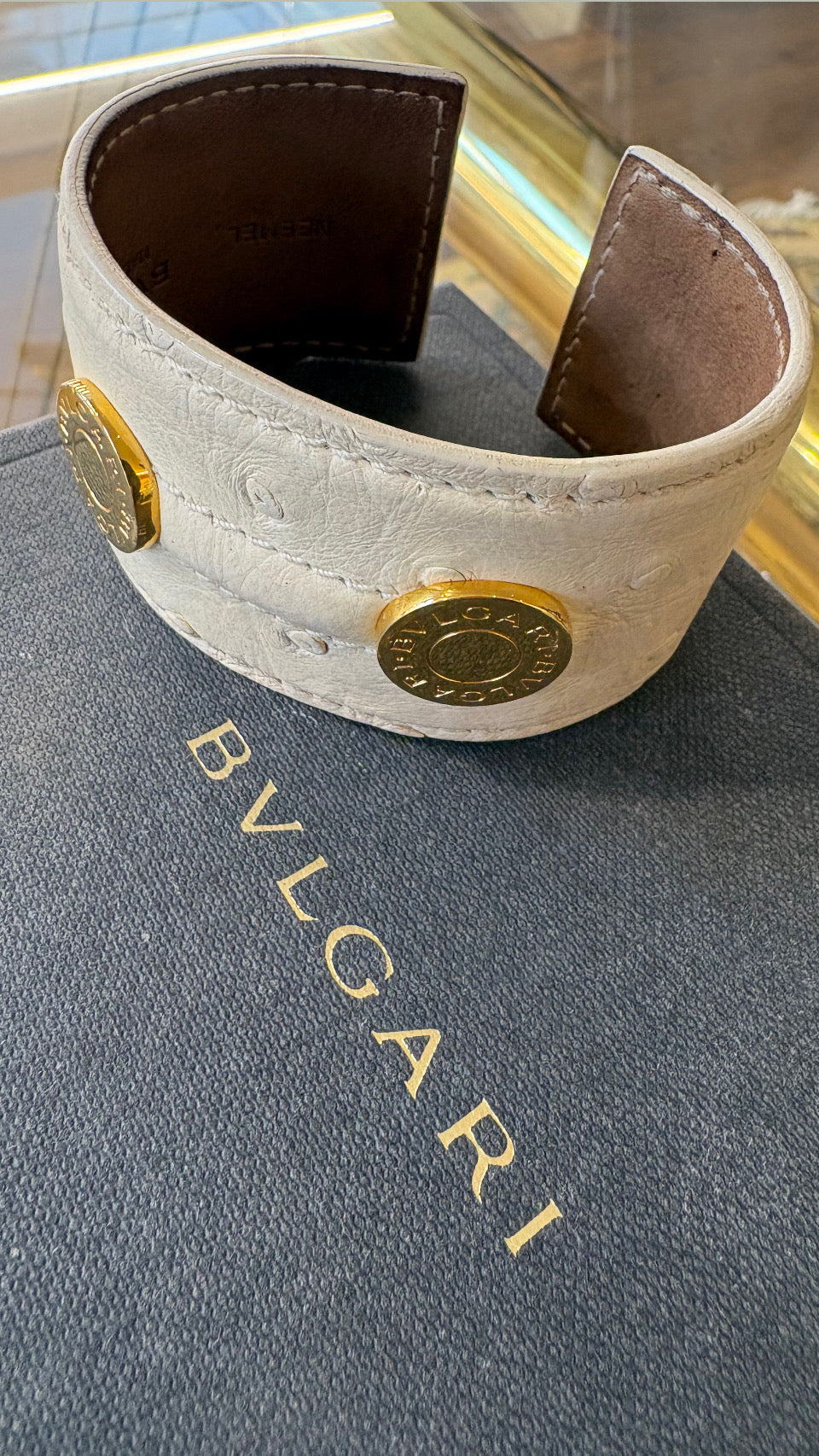 Bvlgari bracciale rigido a fascia in pelle di struzzo avorio metallo dorato