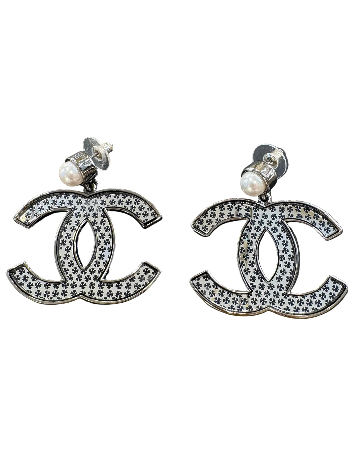 Chanel Orecchini Pendenti Chanel CC Logo Piercing in Metallo Argentato con Perla e Motivo Clover Pattern (Quadrifoglio)