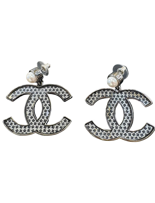 Chanel Orecchini Pendenti Chanel CC Logo Piercing in Metallo Argentato con Perla e Motivo Clover Pattern (Quadrifoglio)