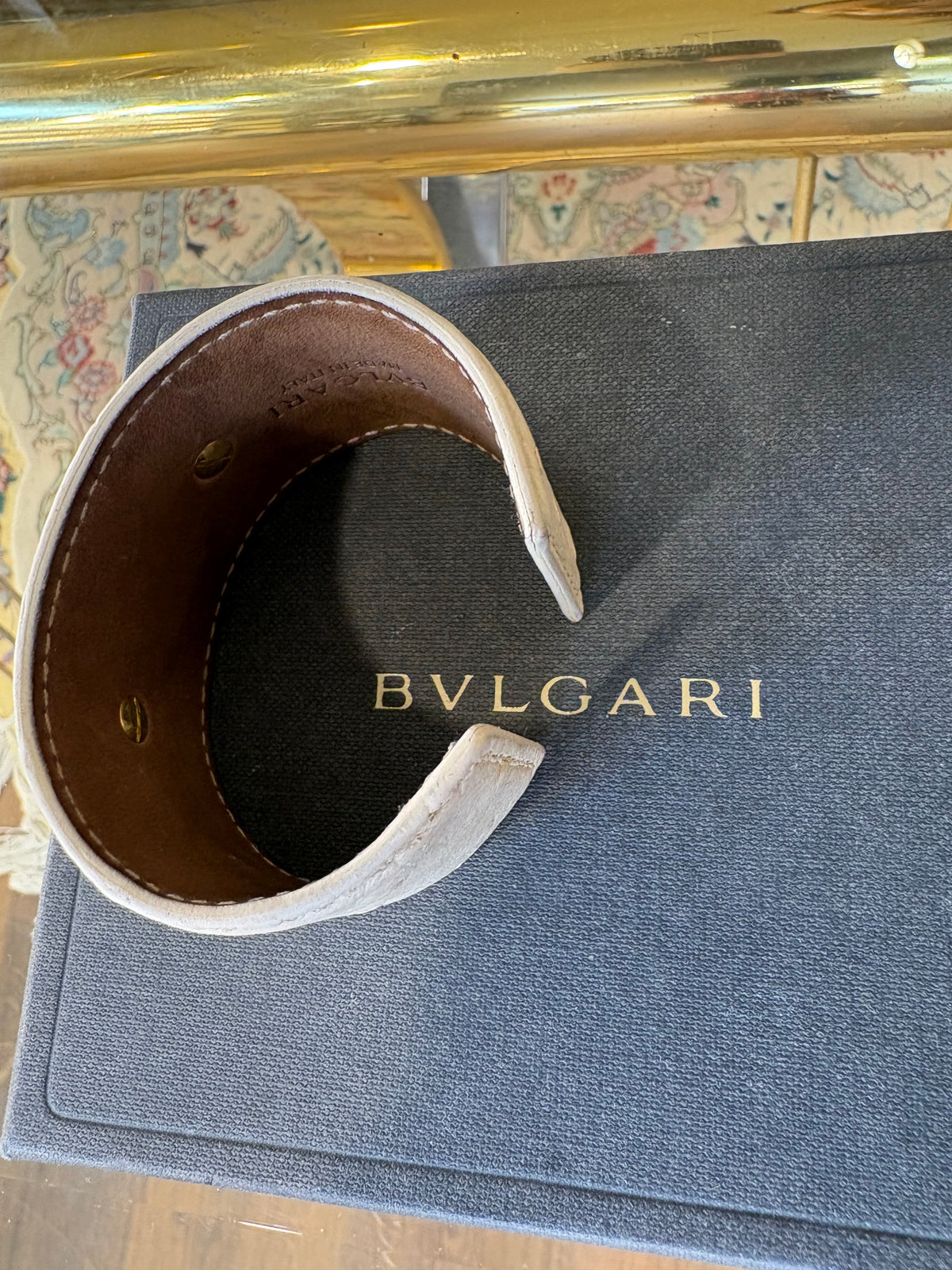 Bvlgari bracciale rigido a fascia in pelle di struzzo avorio metallo dorato