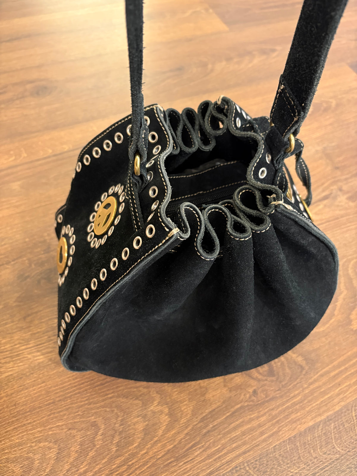 Moschino secchiello in suede nero metallo dorato . Vintage