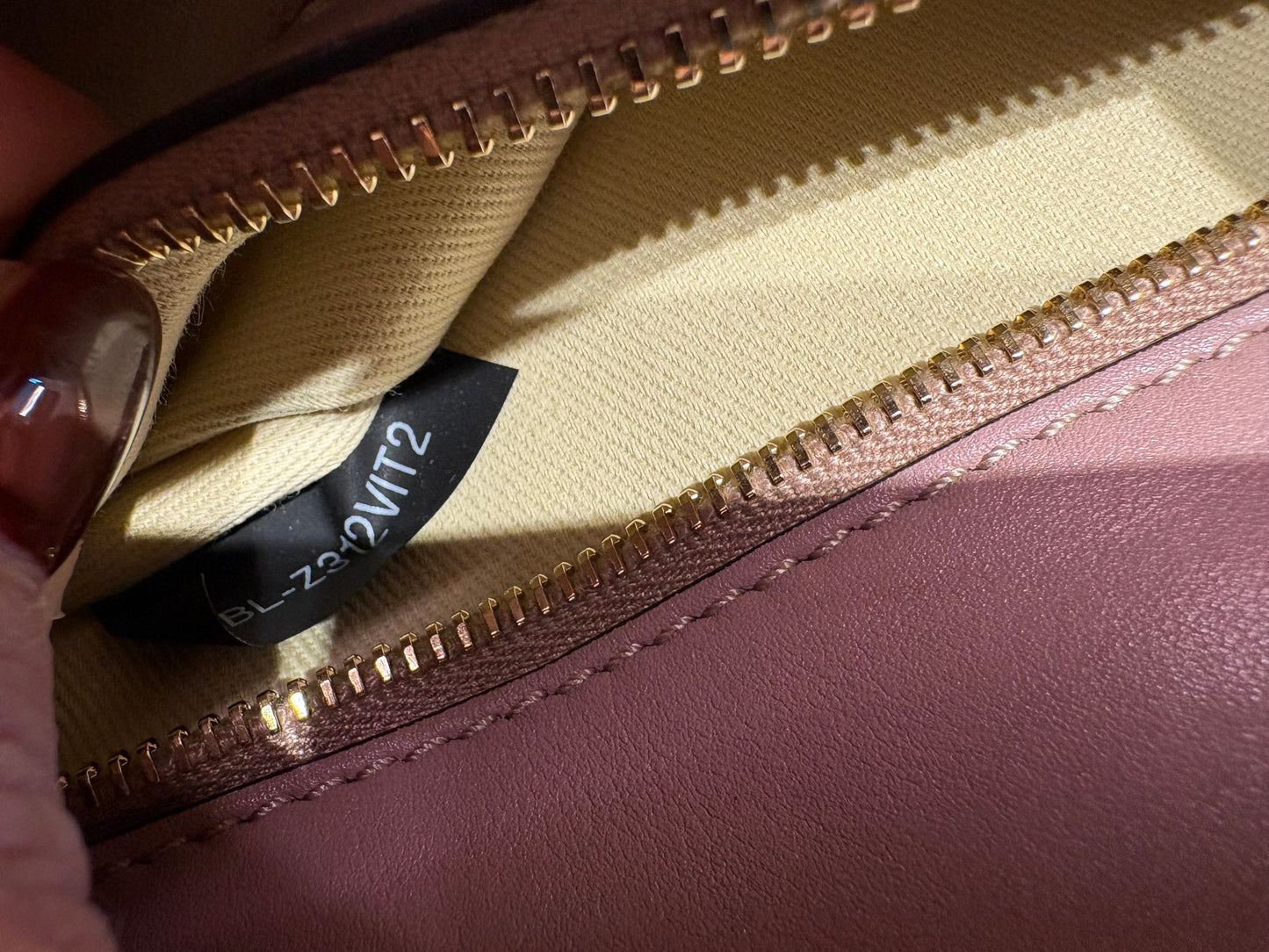 Valentino Garavani Borsa a tracolla  Glam Lock Medium in pelle rosa malva con borchie Rockstud