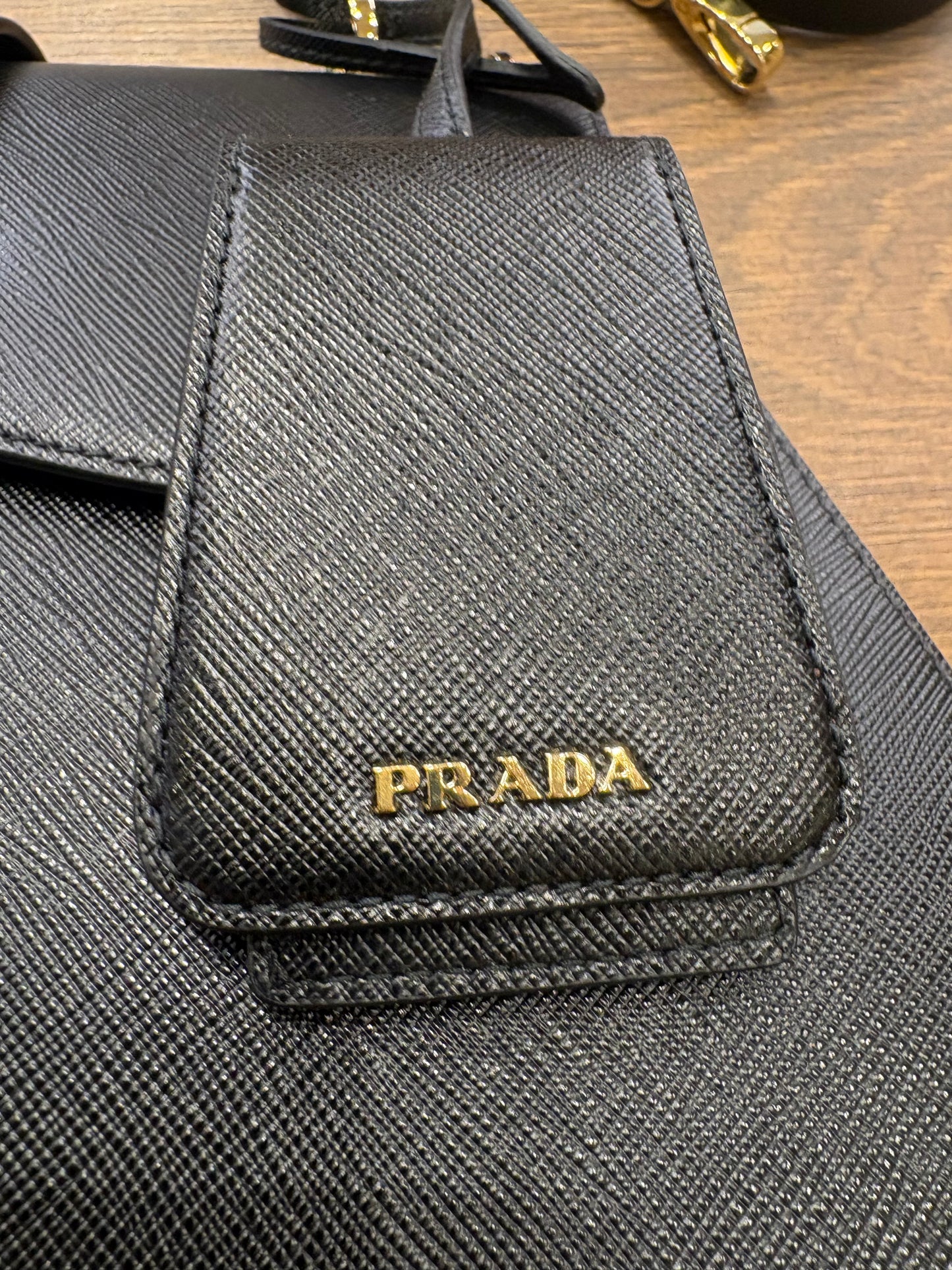 Borsa Prada Sidonie Top Handle in Pelle Saffiano Nera con Finiture Oro