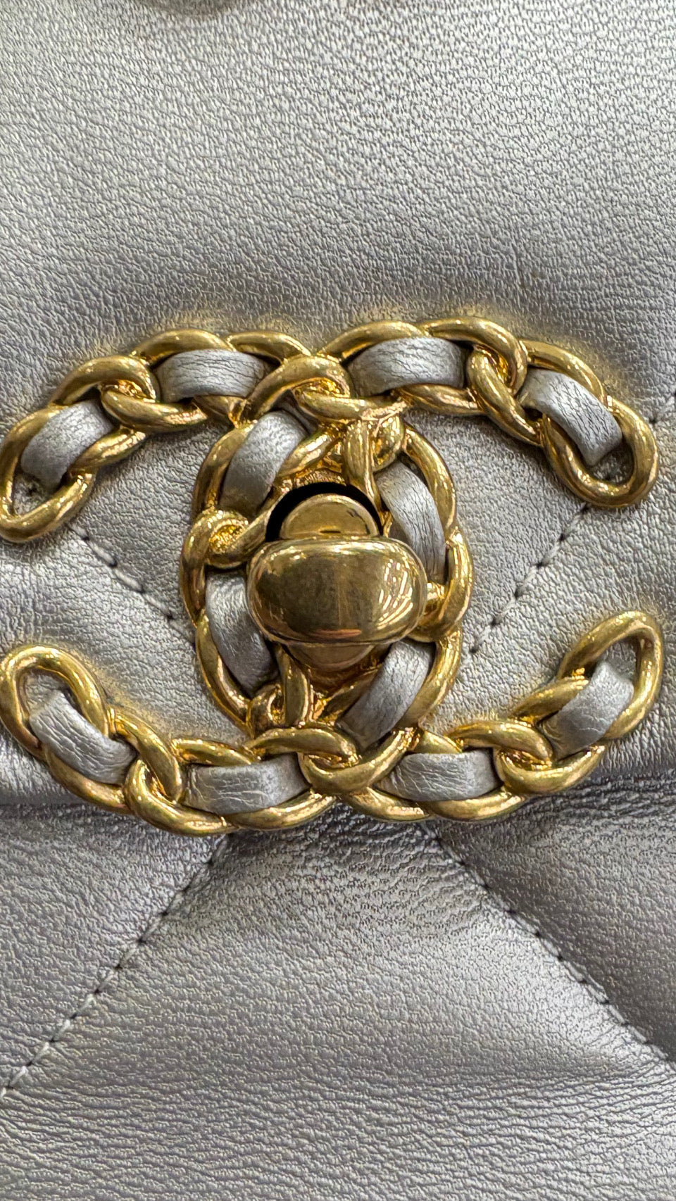 Chanel C19  media in pelle argento hw silver / gold