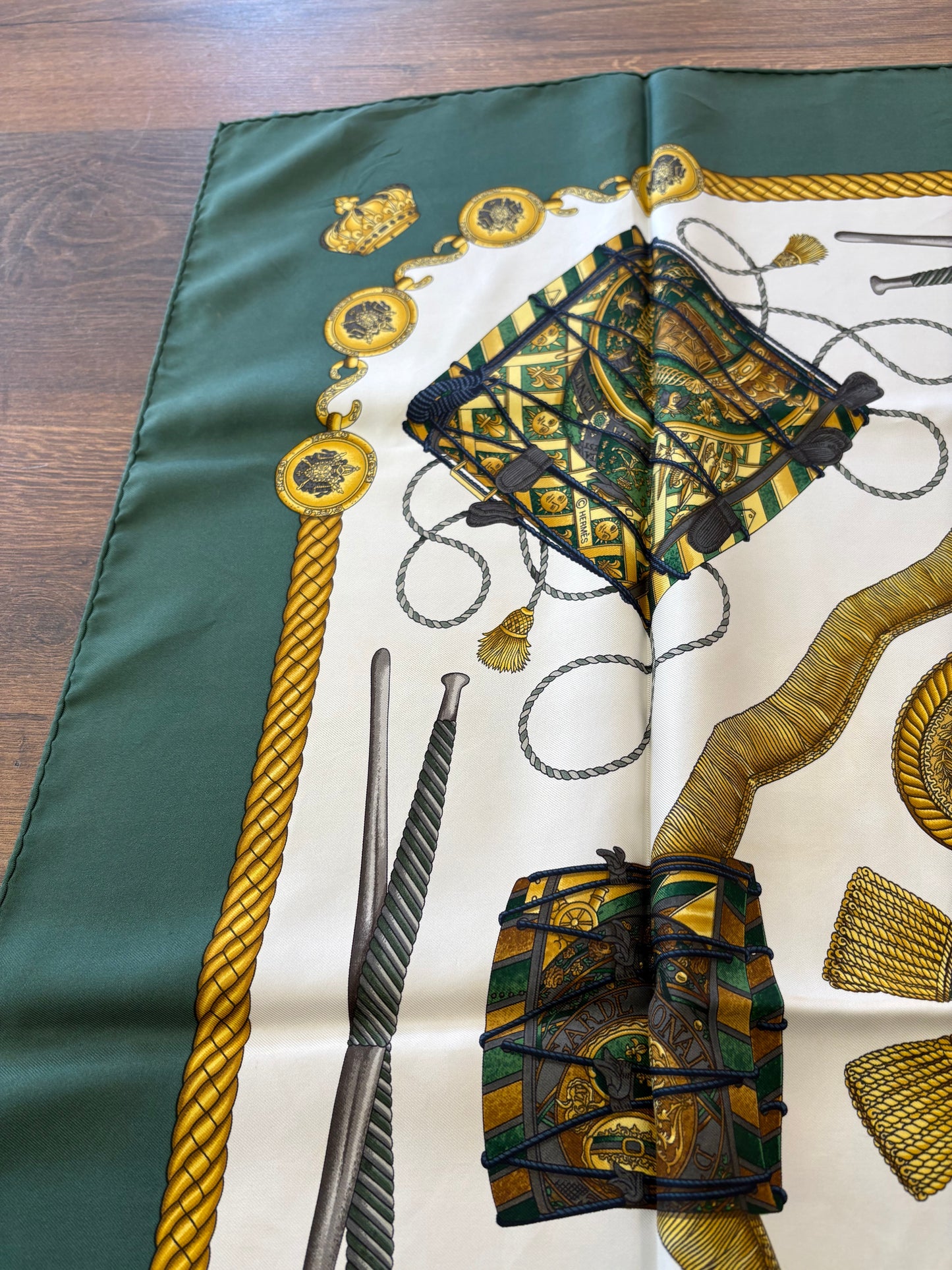 Hermès Paris Foulard Carré 90 "Les Tambours" in Seta Verde Bosco