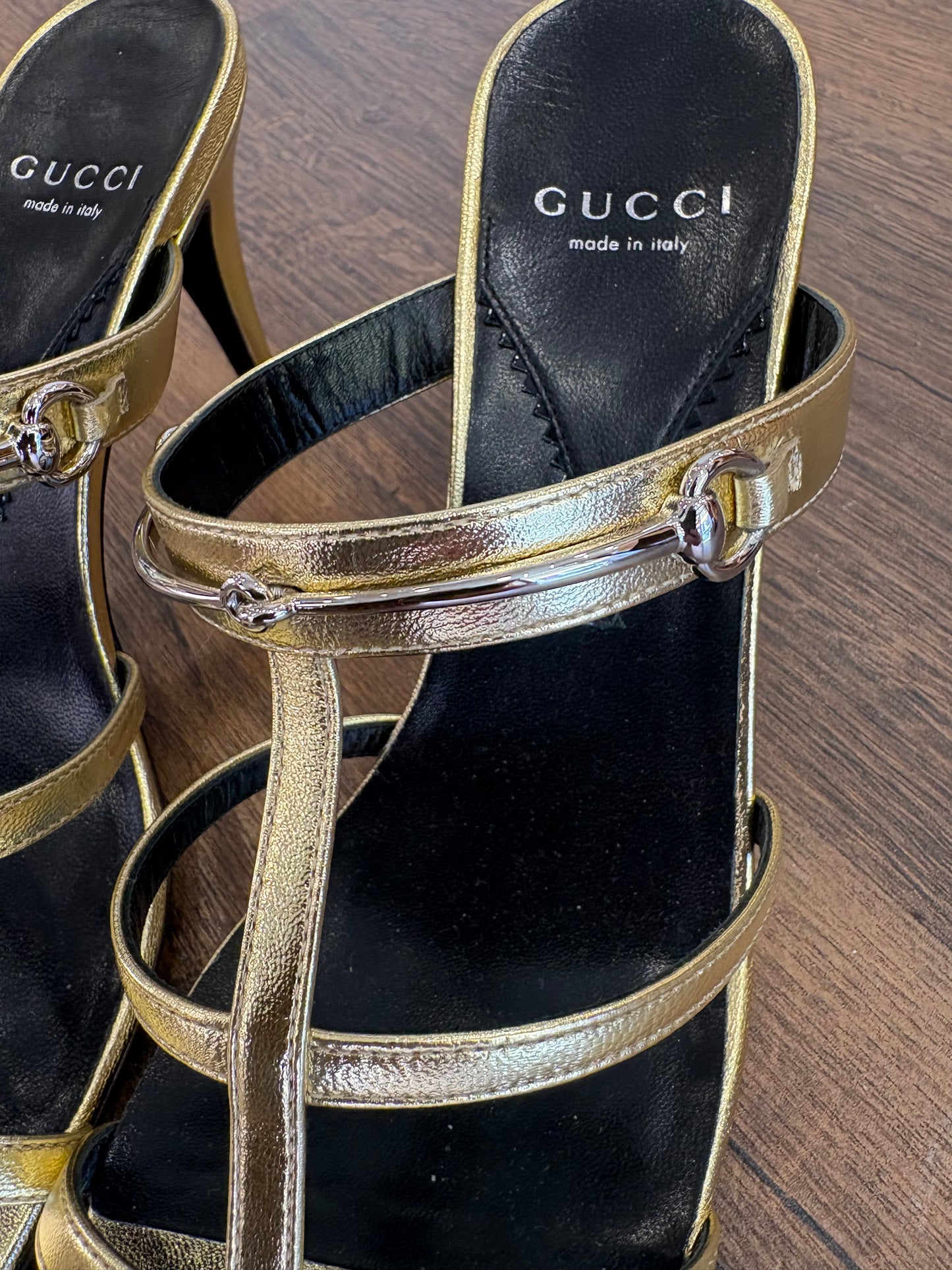 Gucci Sandali Sabot Slim Horsebit in Pelle Metallizzata Oro. Nuovo
