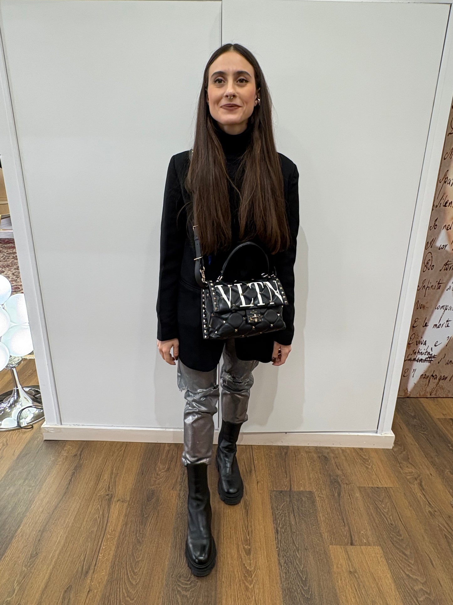 Valentino Garavani Candy Stud in pelle nera con logo VLTN