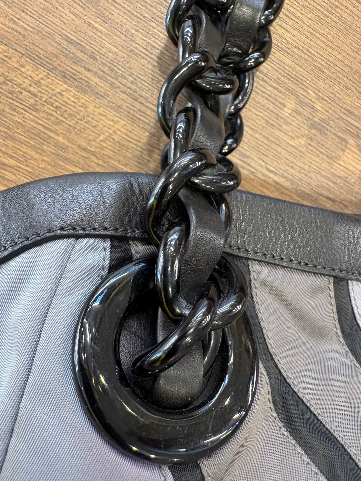 Borsa Tote Vintage Prada Waves in Nylon Tessuto e Pelle Nappa con Manici a Catena