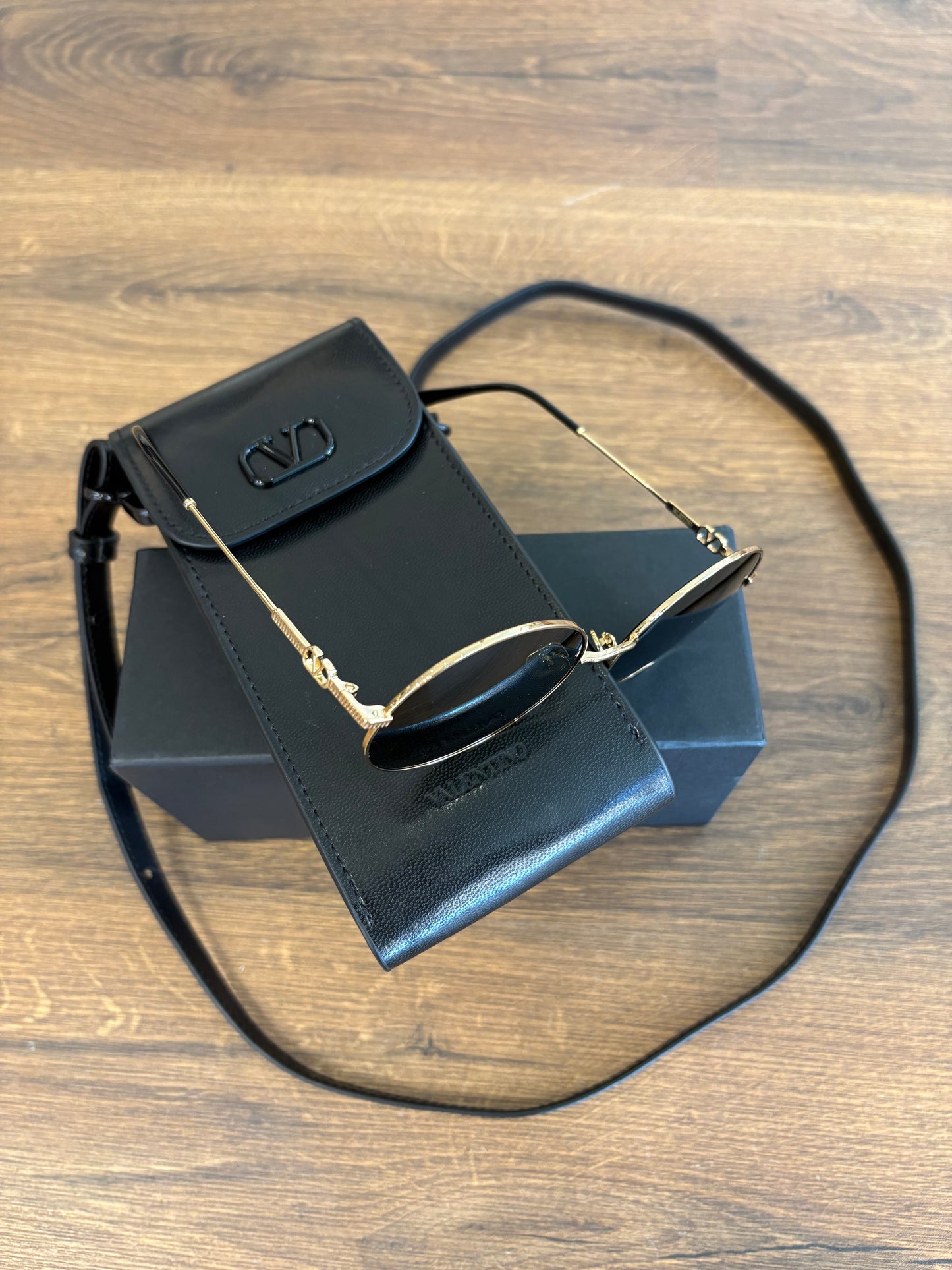 Occhiali da Sole Rotondi Valentino Garavani VG0027S in Metallo Dorato con Custodia-Borsetta VLogo