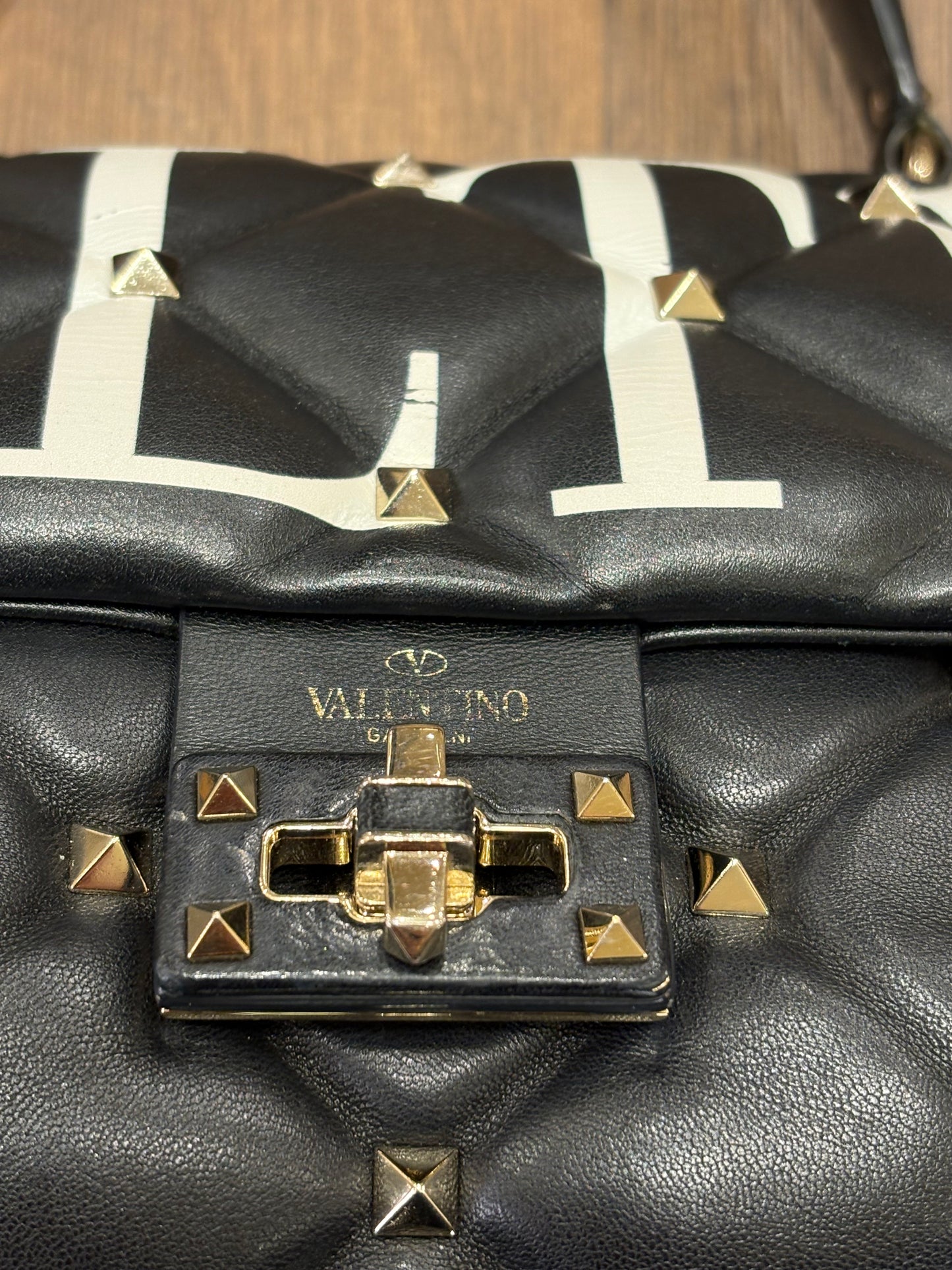 Valentino Garavani Candy Stud in pelle nera con logo VLTN