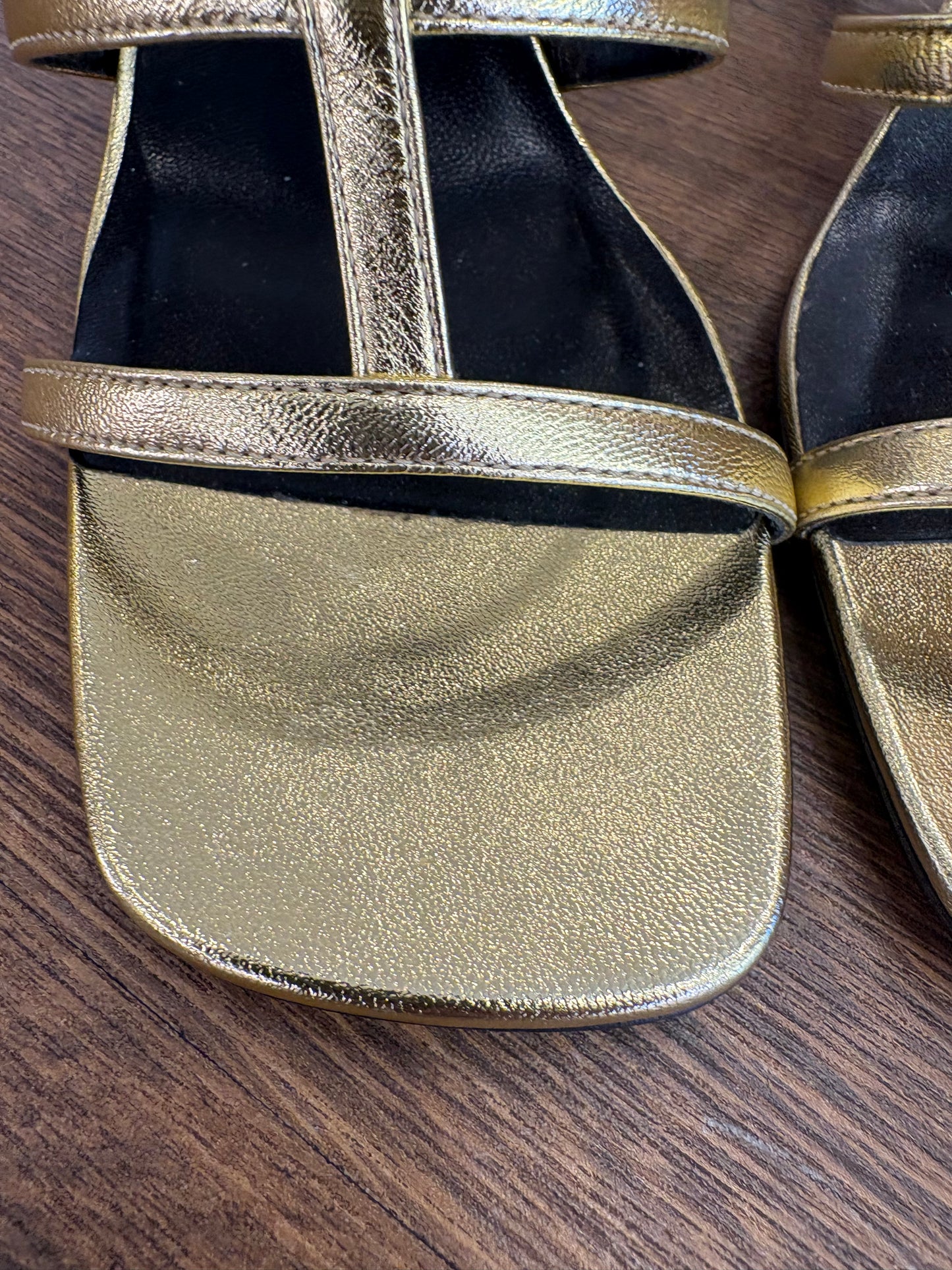 Gucci Sandali Sabot Slim Horsebit in Pelle Metallizzata Oro. Nuovo