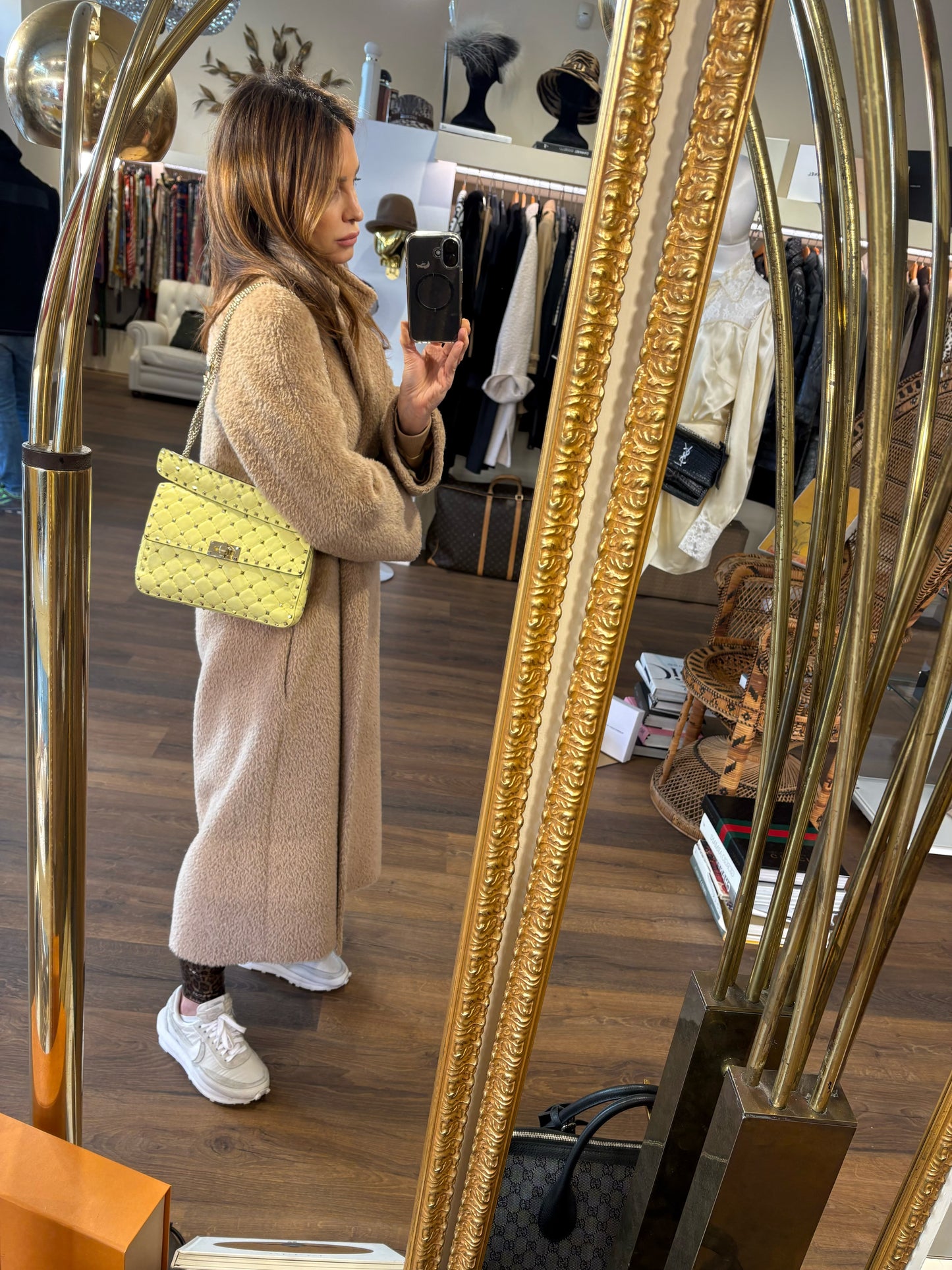 Valentino Garavani borsa Spike in pelle gialla