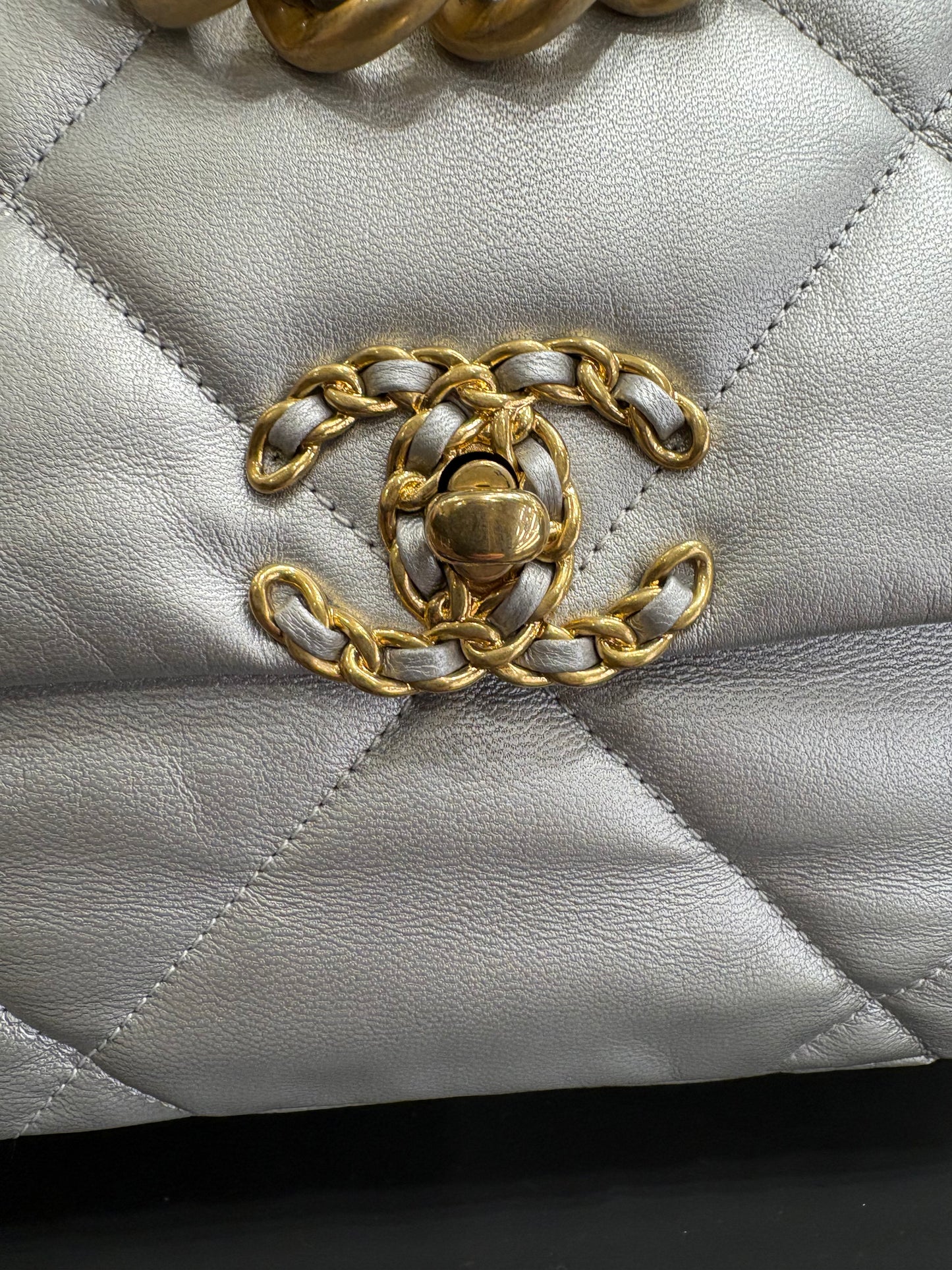 Chanel C19  media in pelle argento hw silver / gold