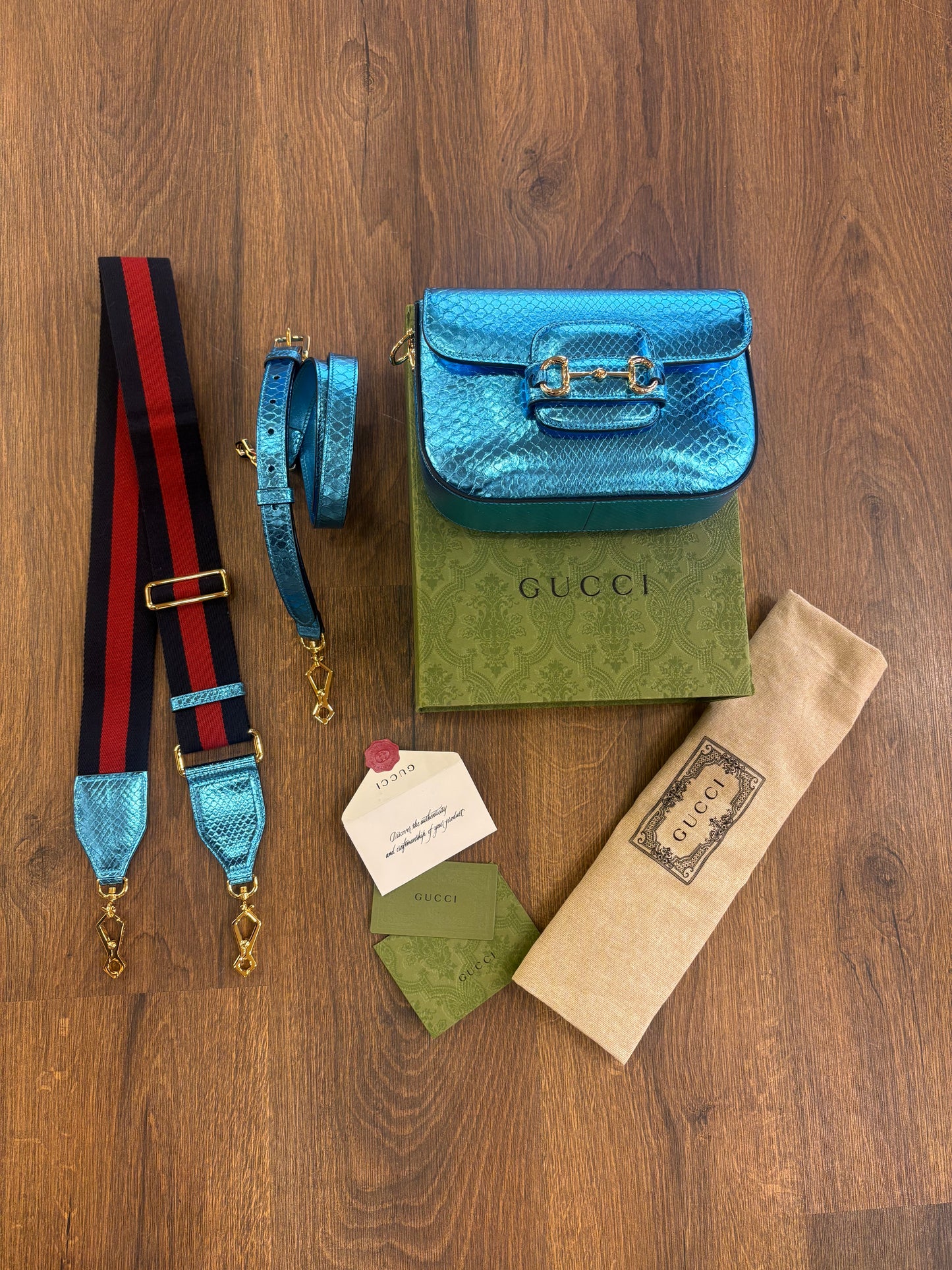 Borsa a Tracolla Gucci Horsebit 1955 Mini in Pitone Azzurro Metallizzato. Nuovo