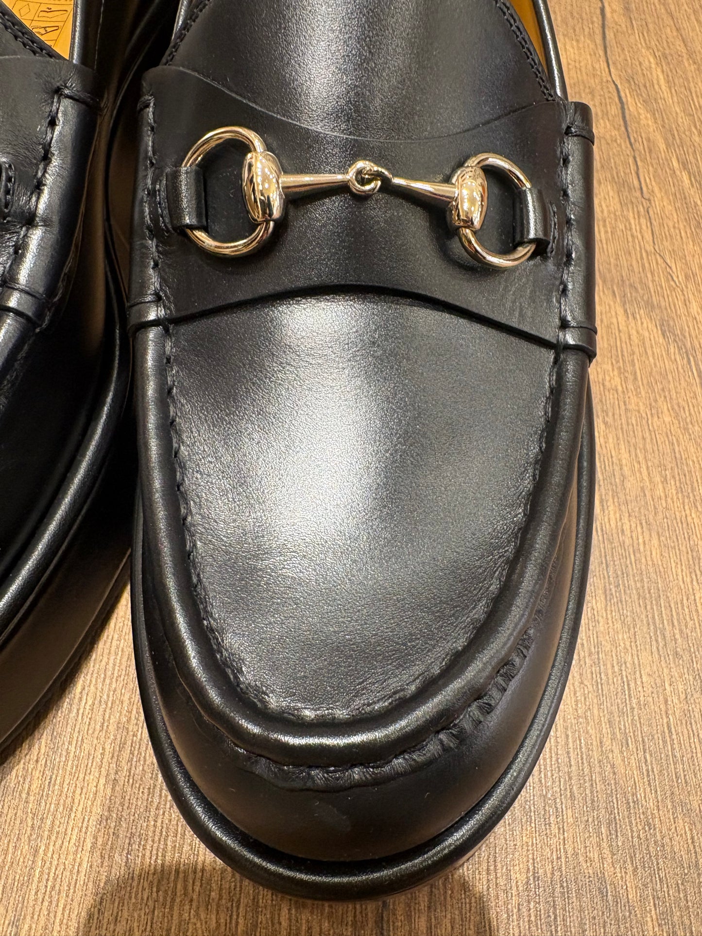 Gucci mocassini in pelle con morsetto . Nuovi