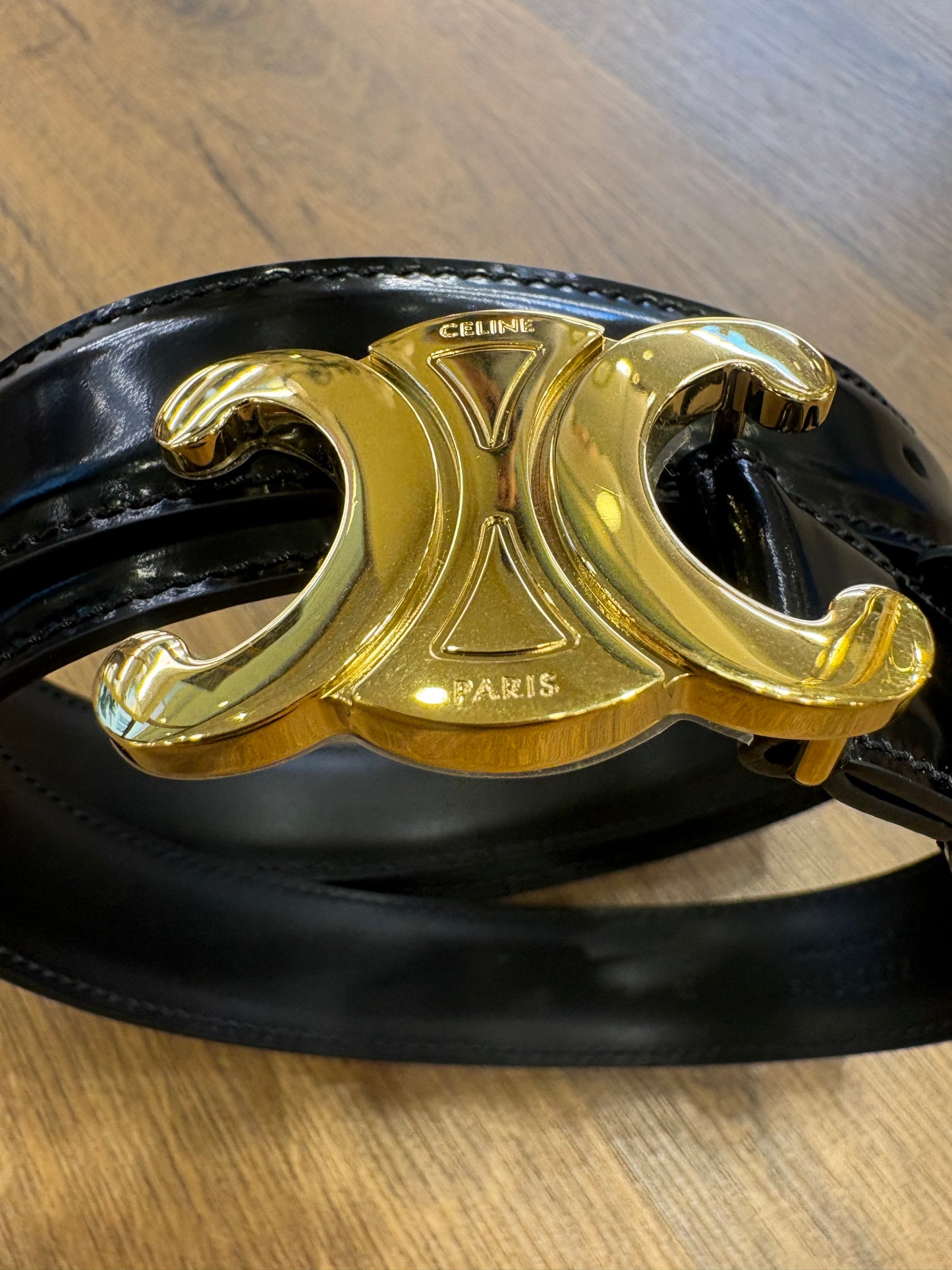 Celine Cintura Sottile in Pelle Verniciata Nera con Fibbia Oro