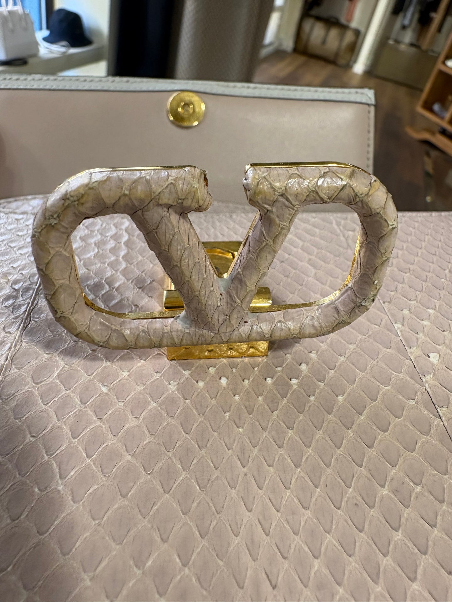 Valentino Garavani VSLING borsa small in pitone rosa chiaro