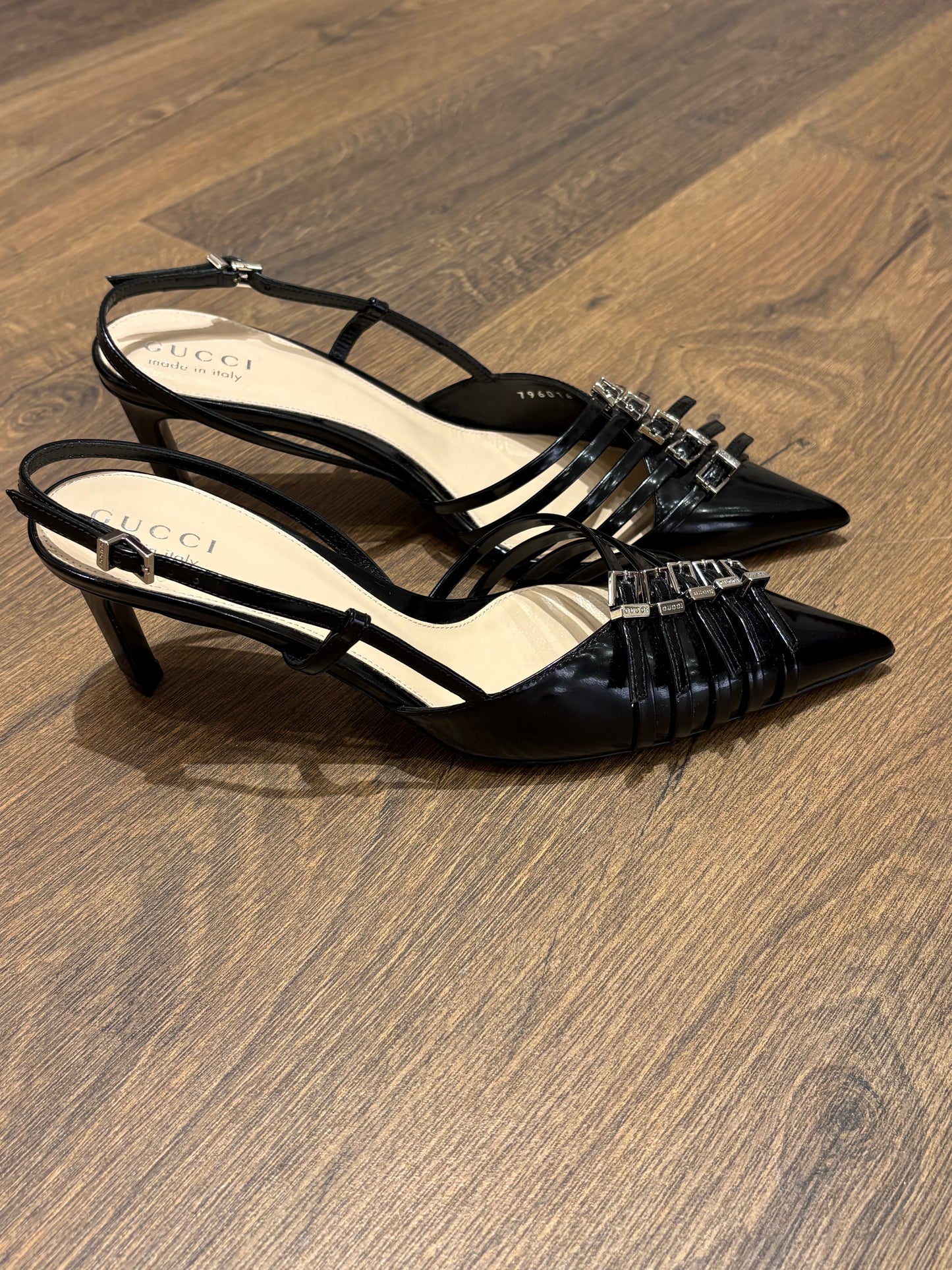 Gucci Décolleté Slingback Gucci Seraphine in Vernice con Fibbie. Nuovo