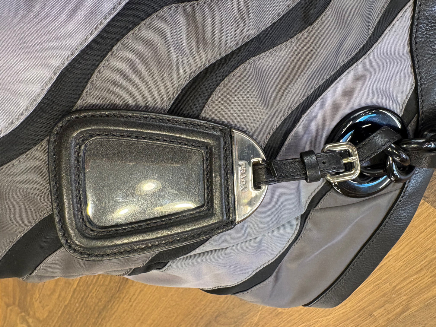 Borsa Tote Vintage Prada Waves in Nylon Tessuto e Pelle Nappa con Manici a Catena