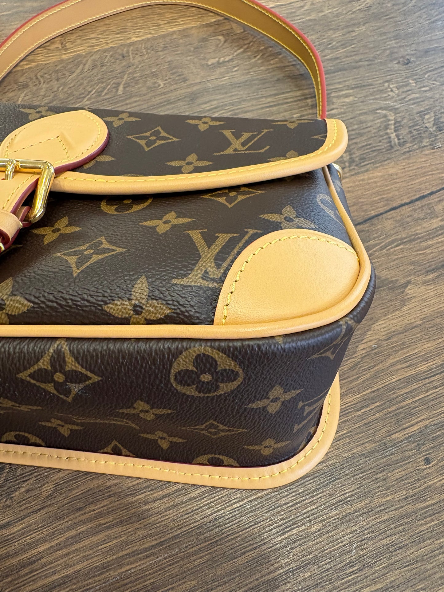 Louis Vuitton Diane Monogram Borsa Messenger in Tela e Vacchetta con Doppia Tracolla