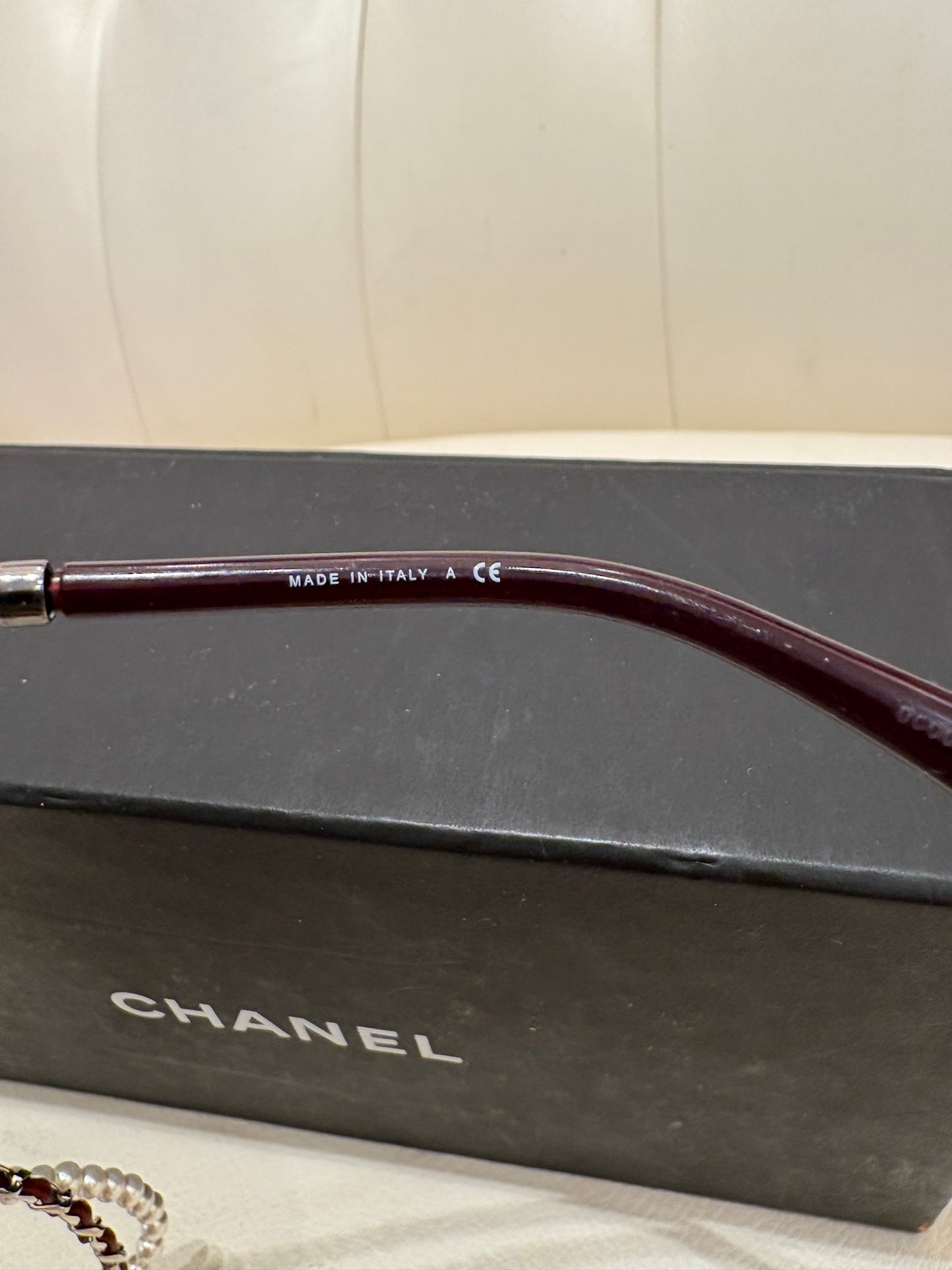 Chanel occhiali da sole round catene pelle e perle lenti rosa sfumate