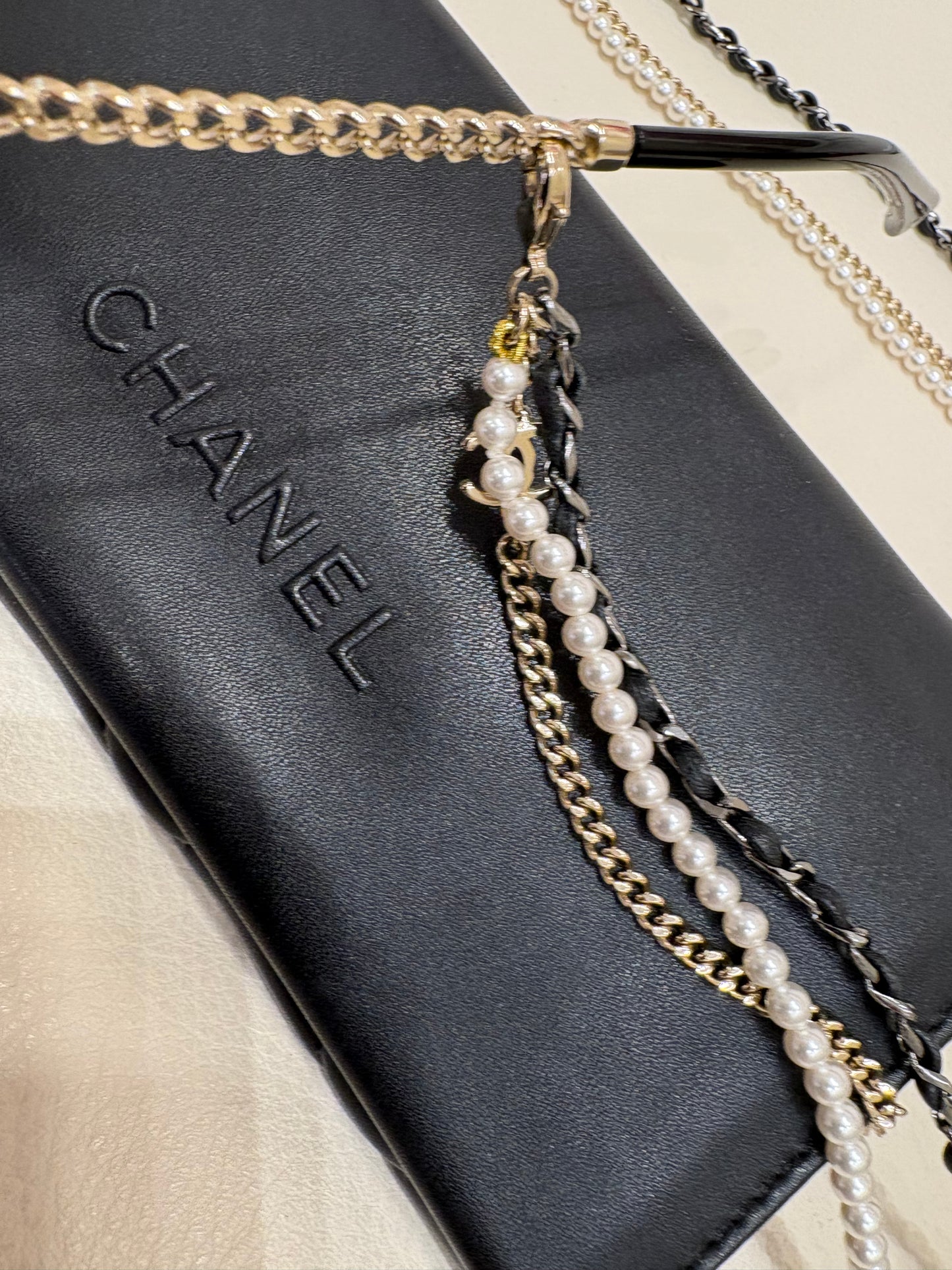 Chanel occhiali da sole tre catene