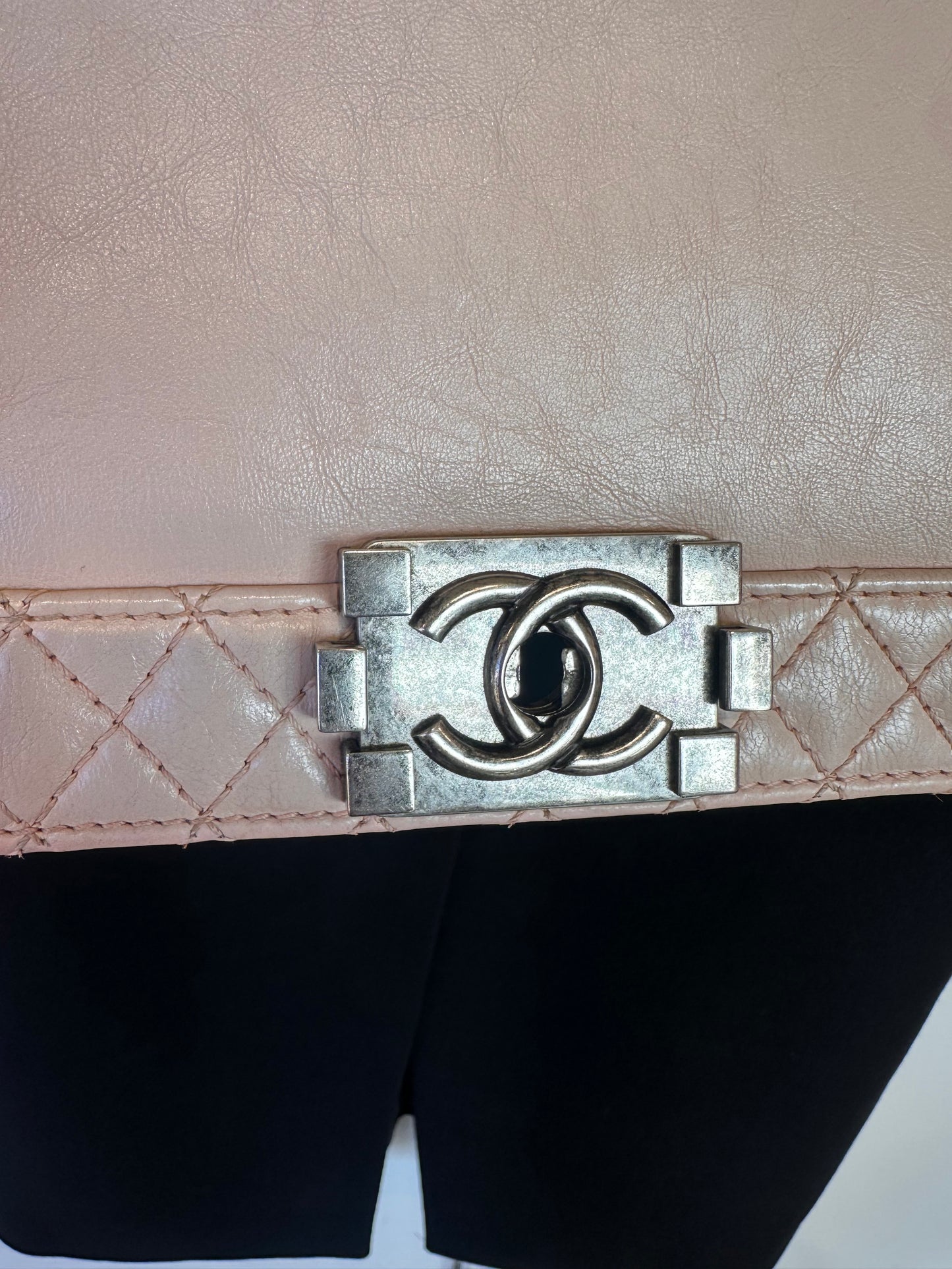 Chanel Boy in pelle rosa chiaro