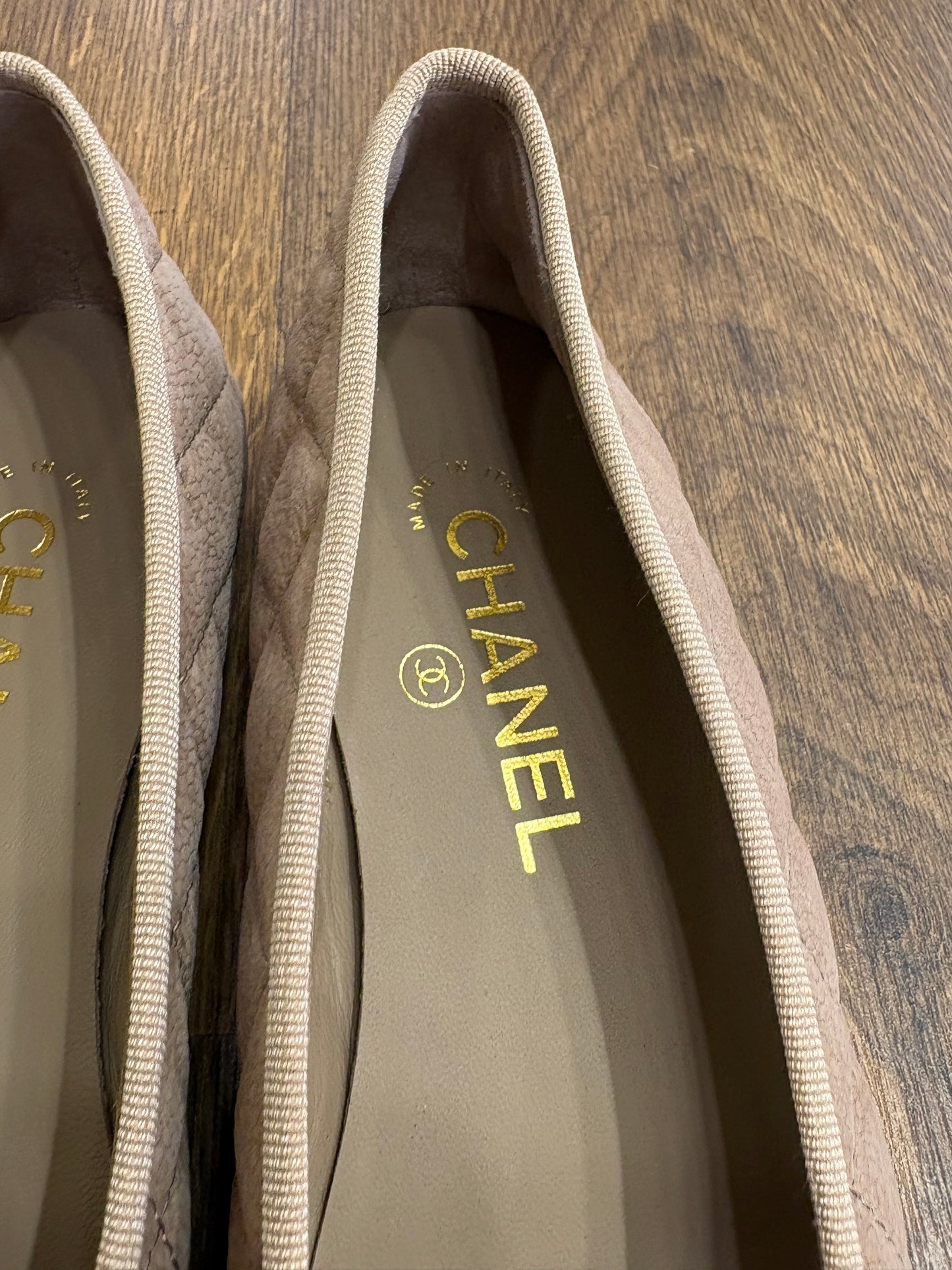 Chanel Ballerine Cambon in Pelle Scamosciata Trapuntata Beige Classico. Nuove