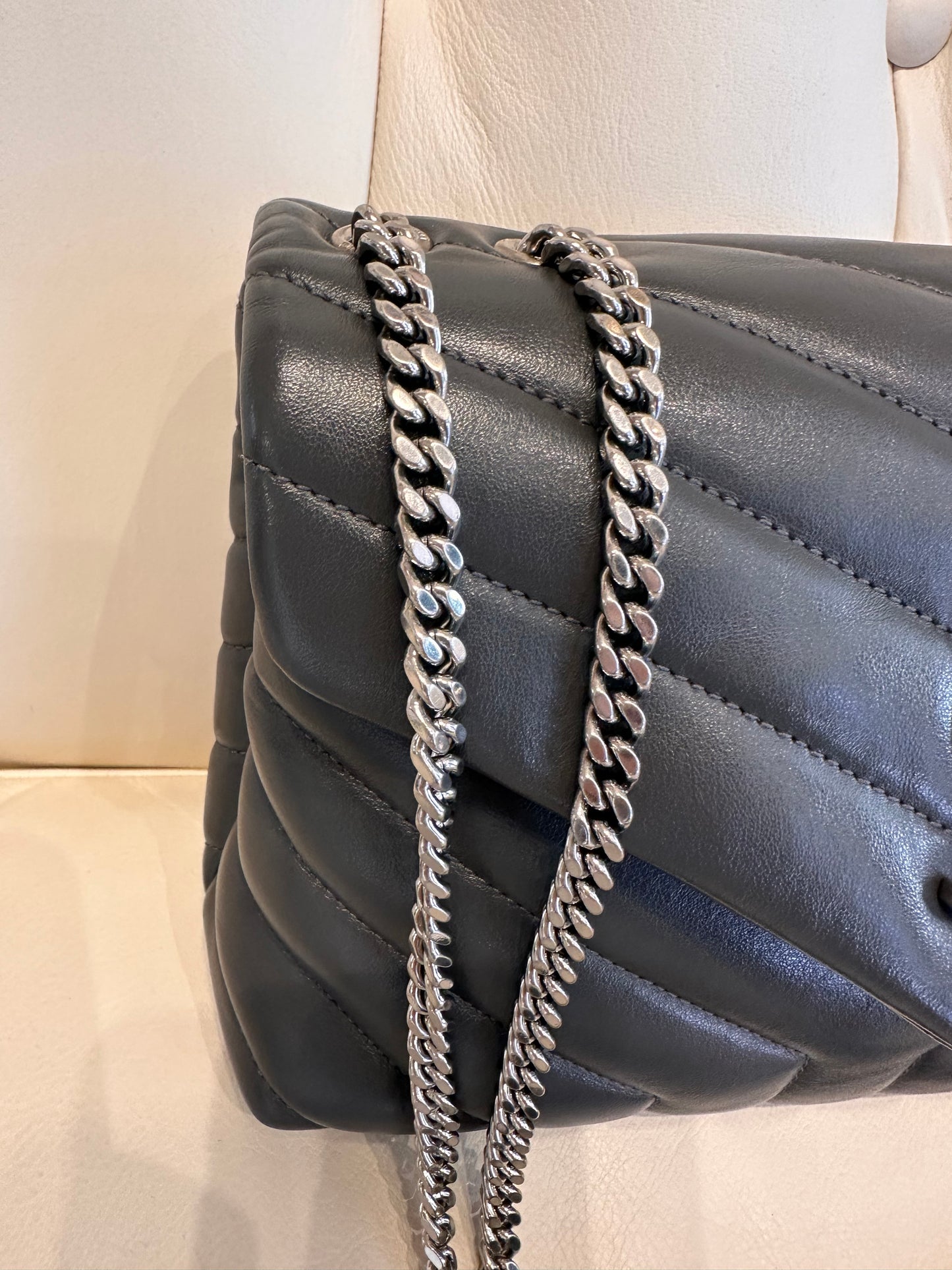 Ysl borsa Loulou in pelle grigia metallo silver