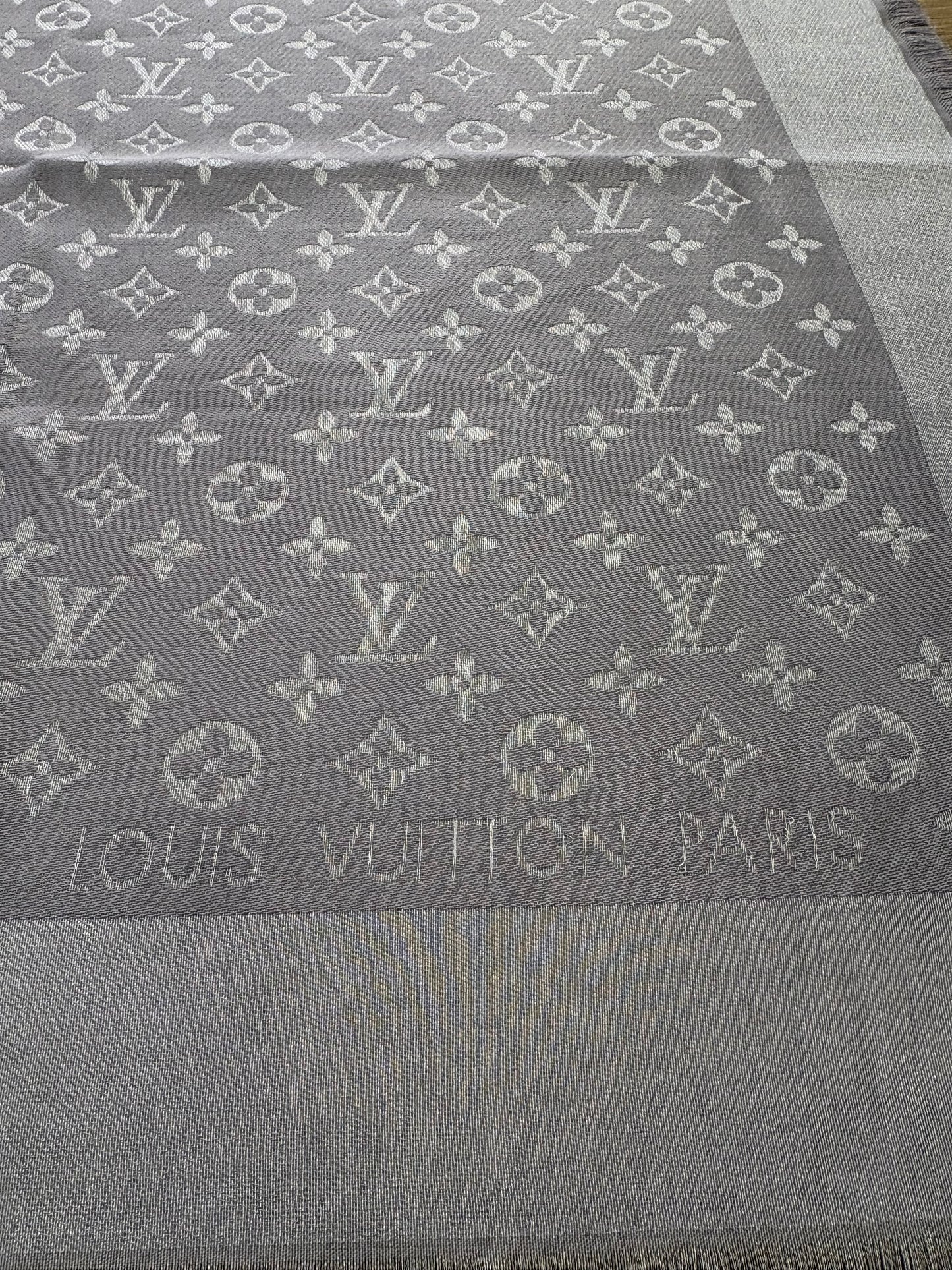 Louis Vuitton scialle monogram shine
