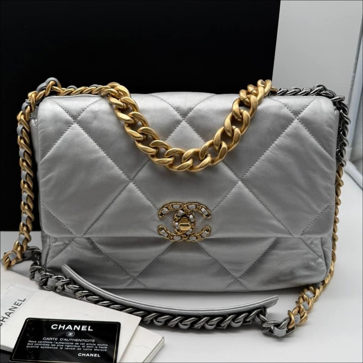 Chanel C19  media in pelle argento hw silver / gold