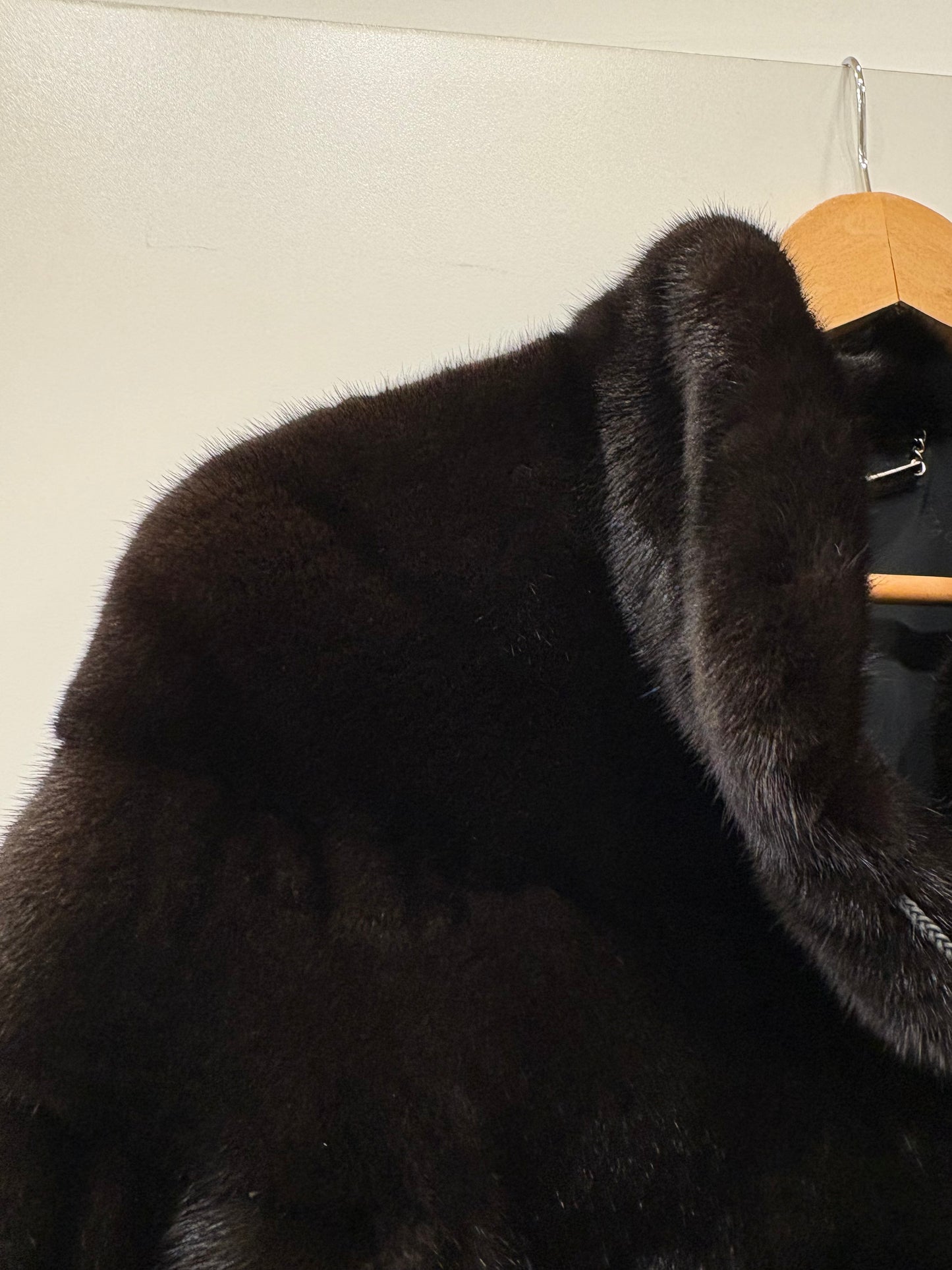 Visone nero avvitato taglio orizzontale