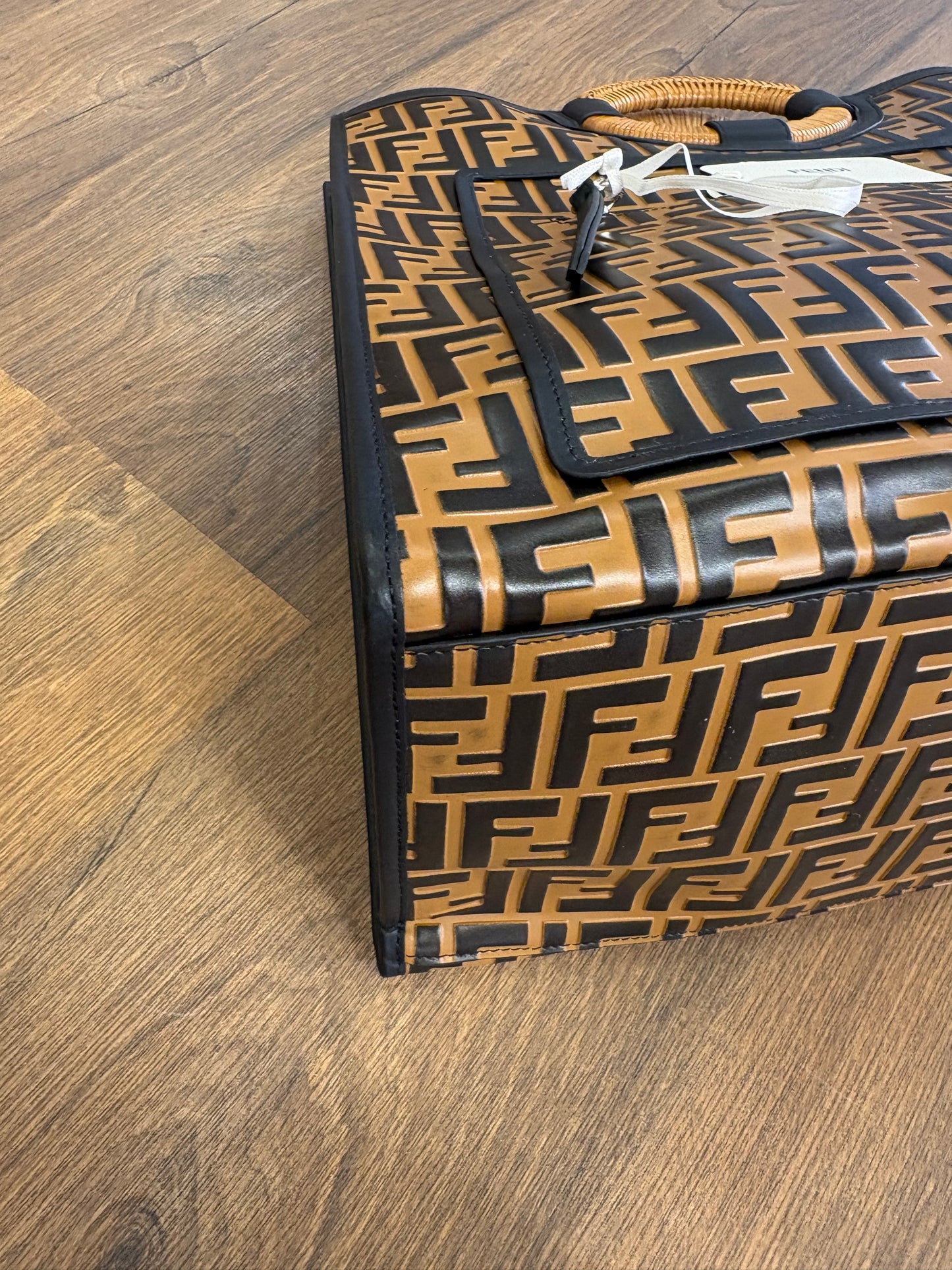 Fendi Runaway Shopper Grande in Pelle manici in rattan . Nuovo