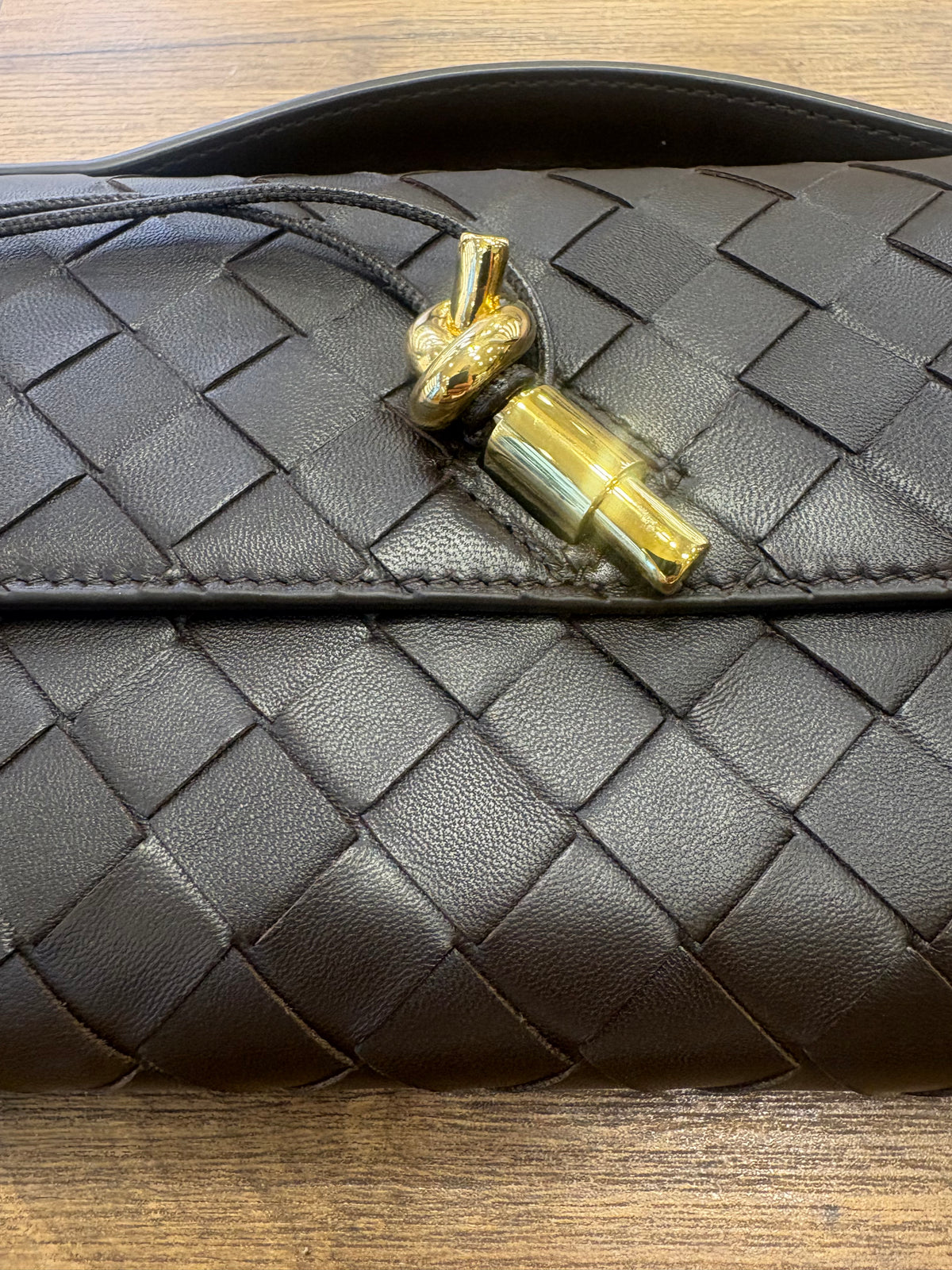 Bottega Veneta Andiamo Clutch Fondant. Nuovo