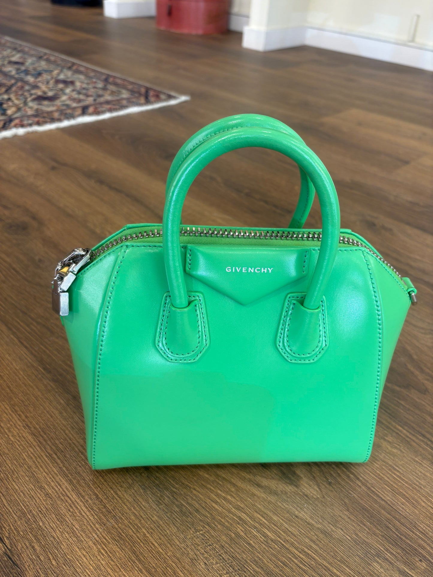 Bottega Veneta Mini Antigona in pelle verde assenzio. Nuova