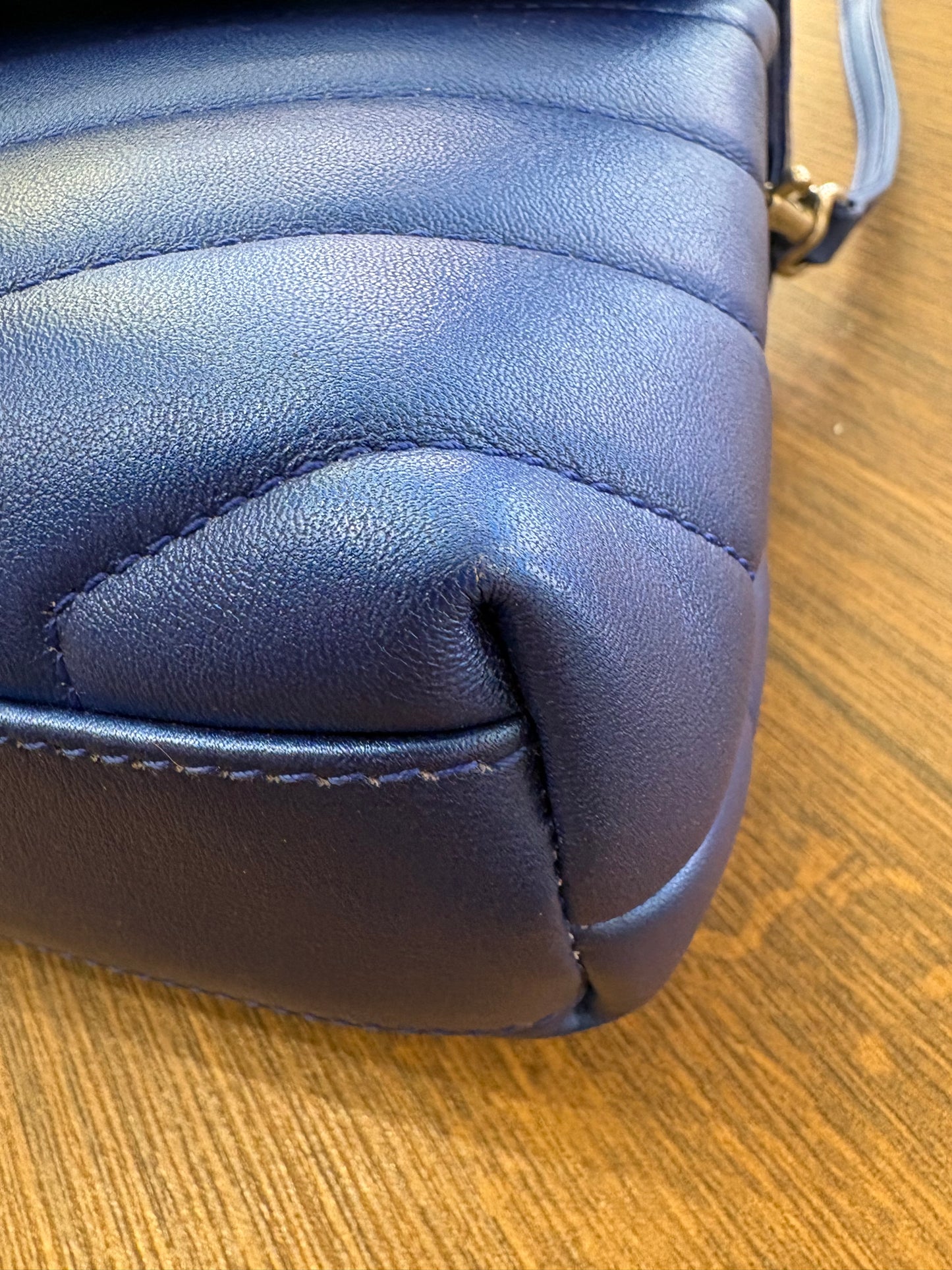 Ysl Loulou Toy in pelle matelasse’ azzurro metallizzato. Nuovo