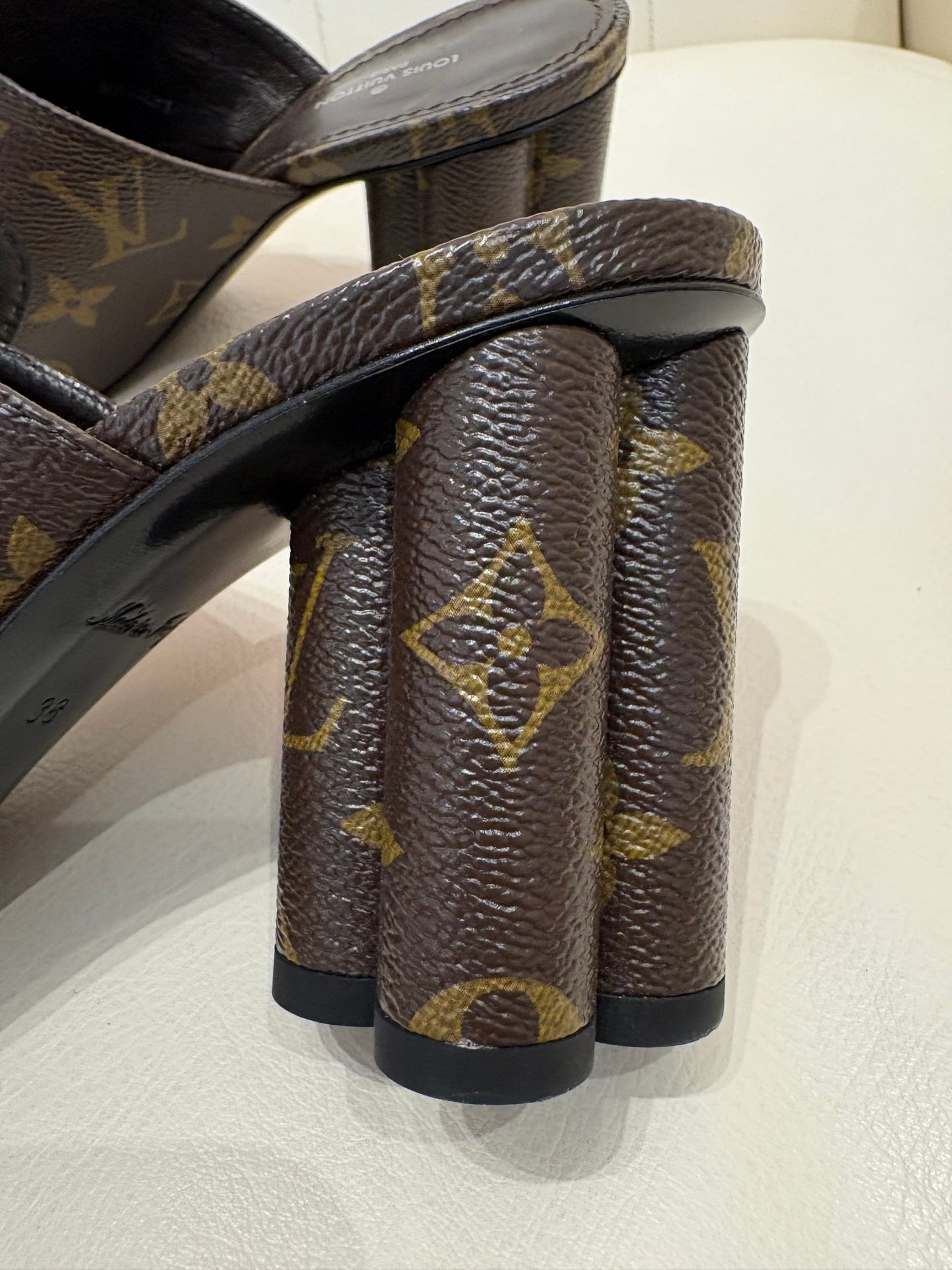 Louis Vuitton  sandali Isola   monogram 38
