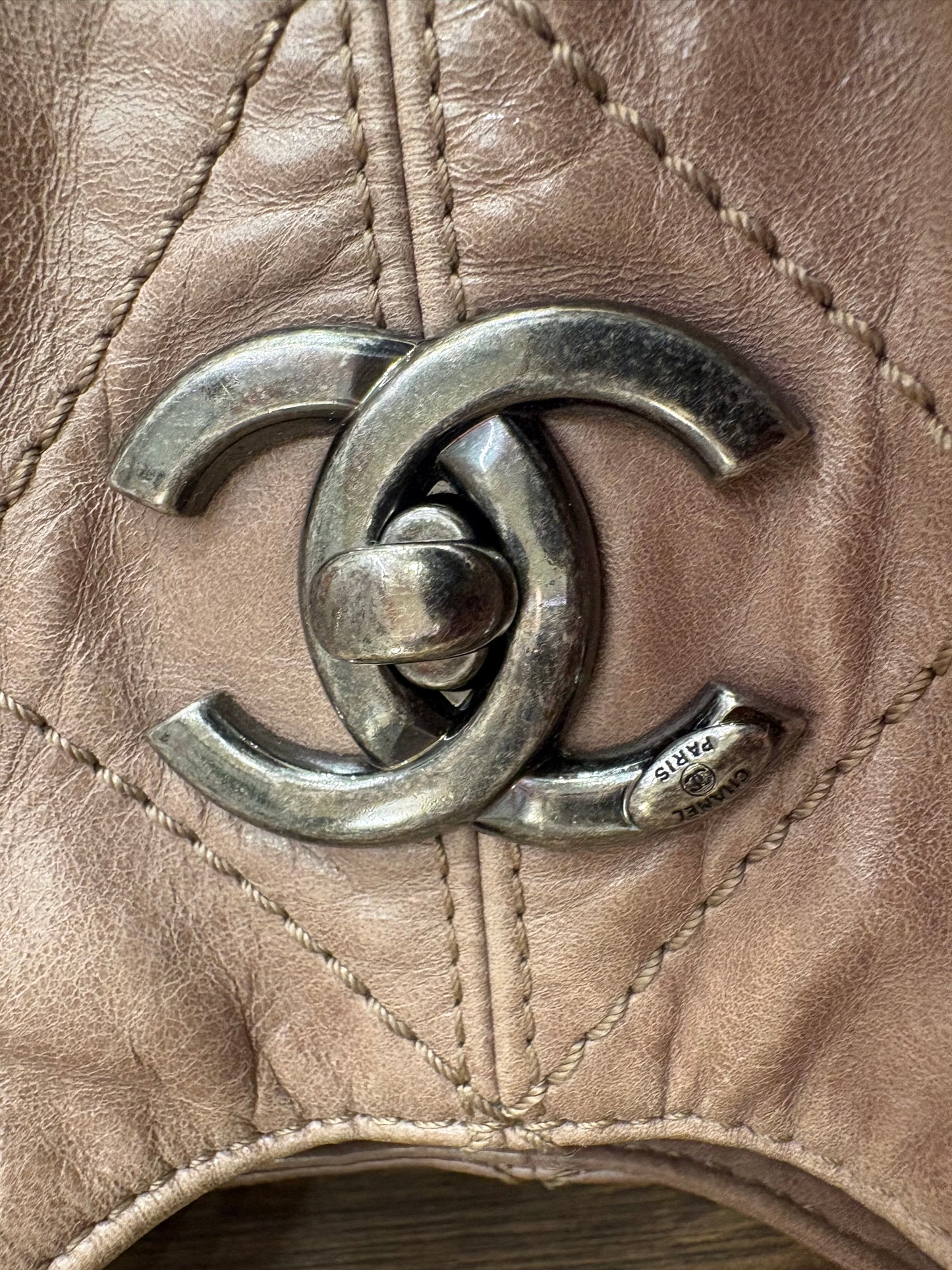 Chanel  Coco Supple Hobo in pelle di vitello invecchiata trapuntata