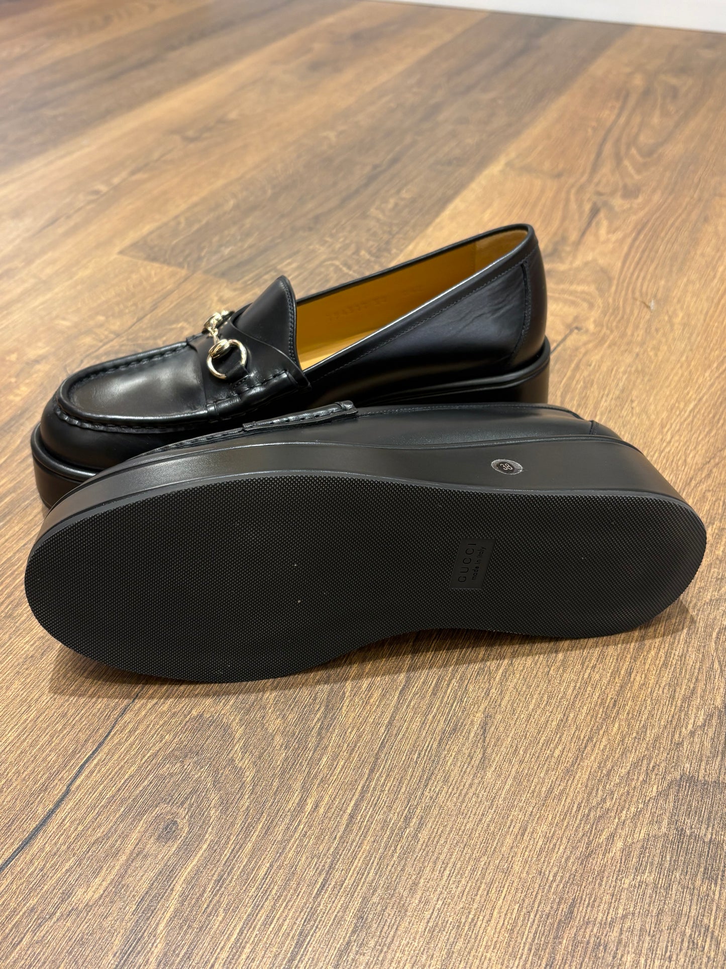 Gucci mocassini in pelle con morsetto . Nuovi
